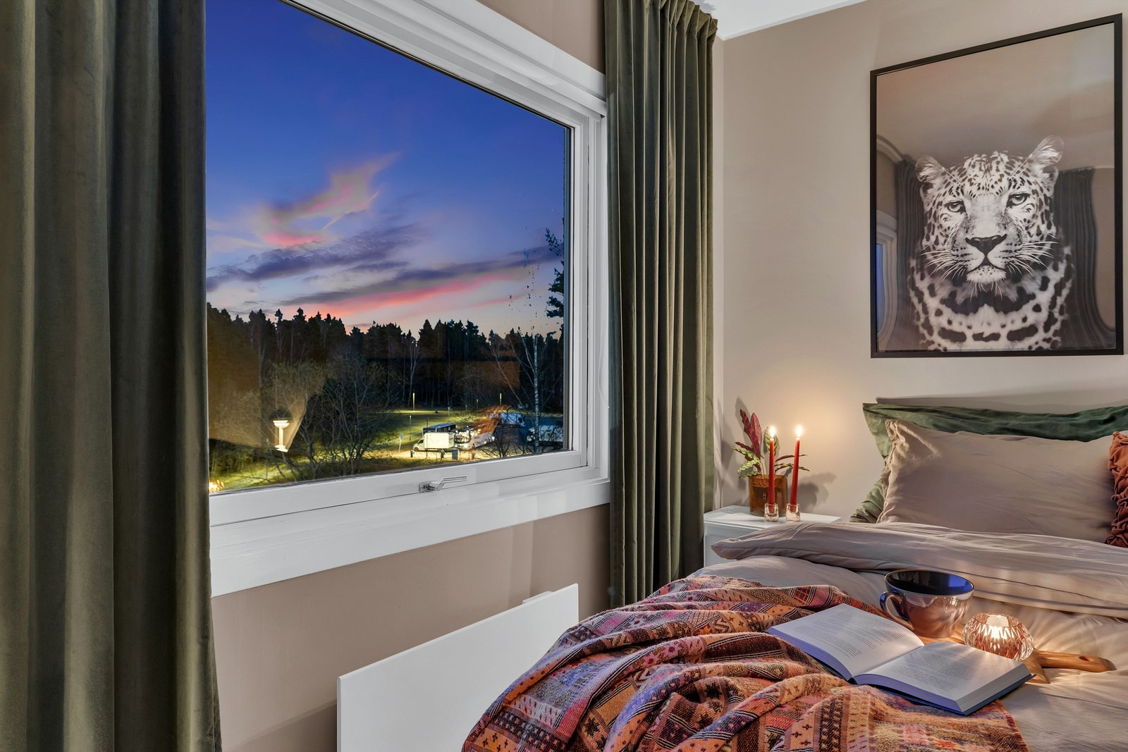 Begge soverommene vender ut mot Haraløkka og mot Østmarka. Galleribilde