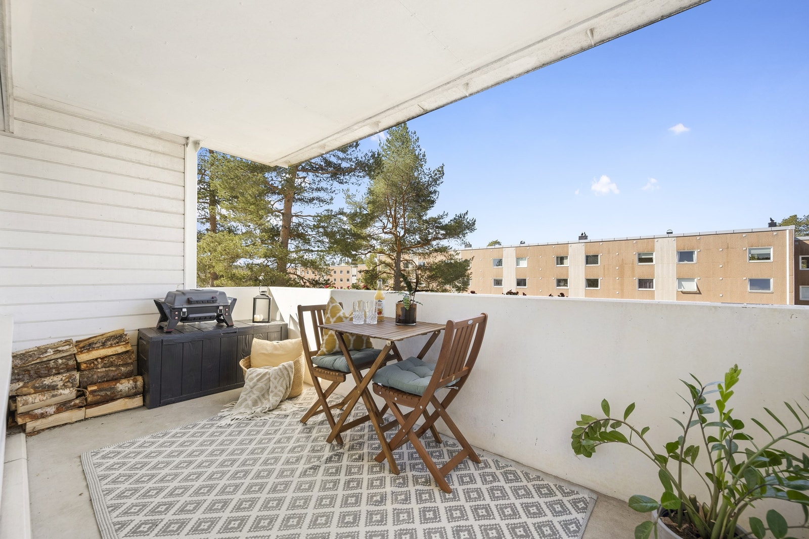 Romslig og vestvendt balkong på ca 7 kvm. Galleribilde