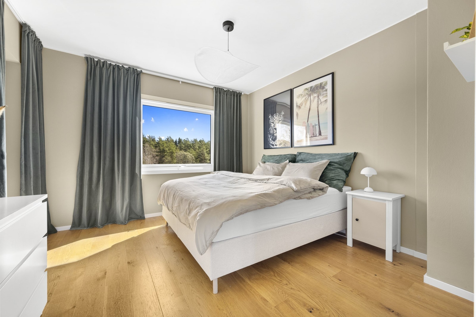 Soverom 1 er av svært god størrelse og har dør inn til walk-in-closet. Galleribilde