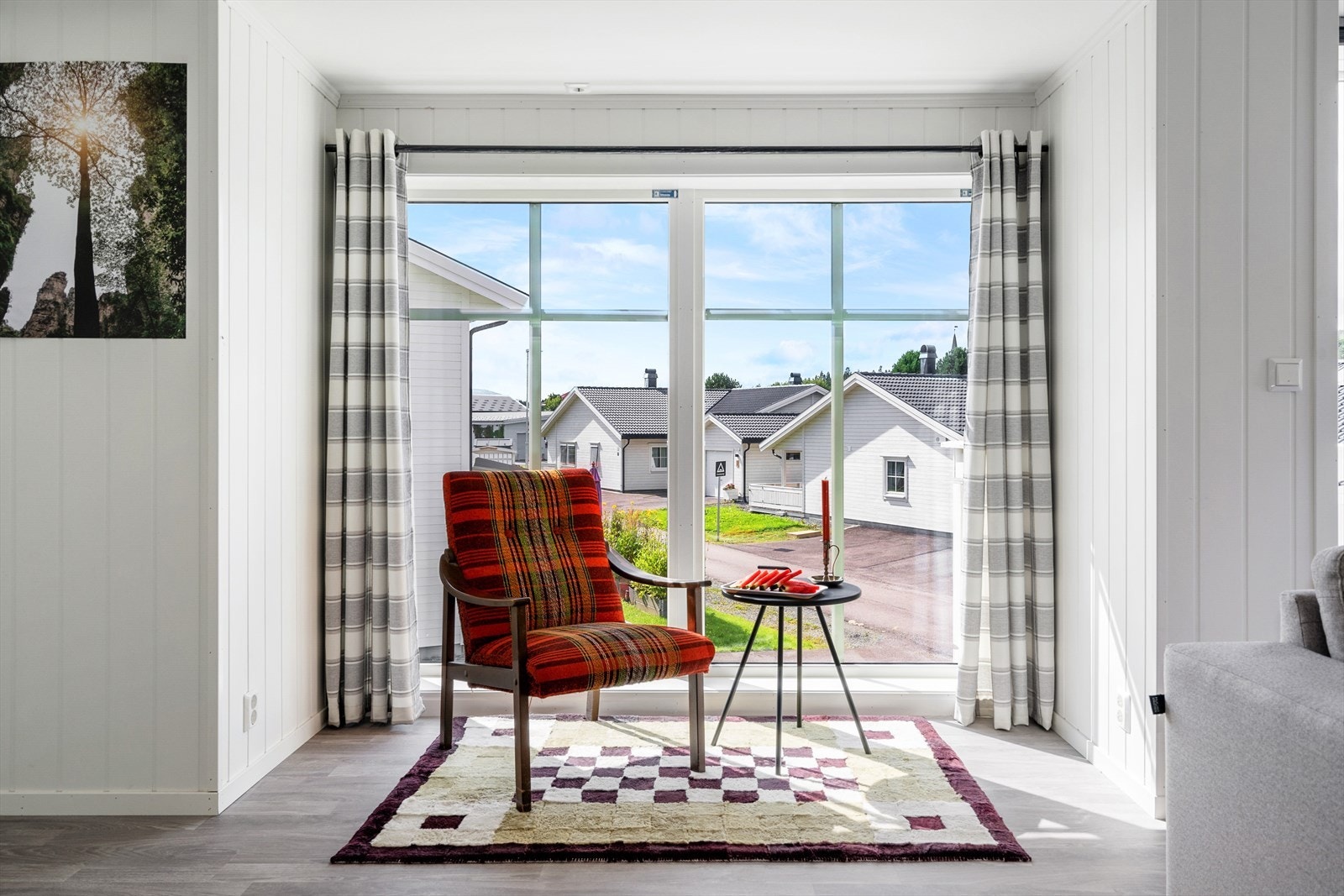 Det er laminat på gulv og lysmalte overflater. Galleribilde