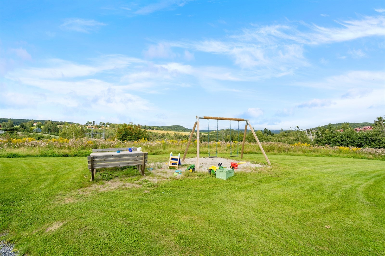 Lekeplass med huske. Galleribilde