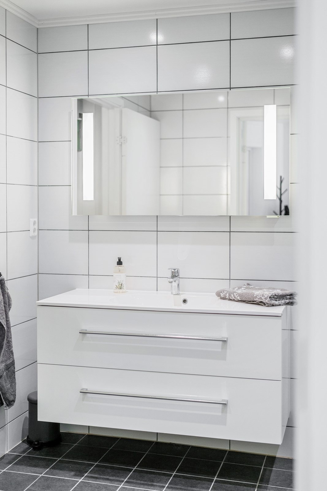 Badet har flislagte overflater og downlights i himling. Galleribilde