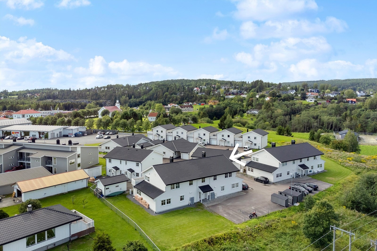 Boligen ligger fint til i barnevennlige omgivelser på Tyristrand. Galleribilde