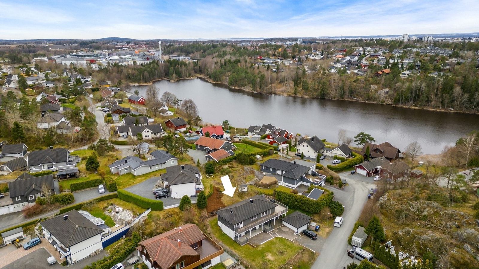 Boligen ligger nesten innerst på rolige og barnevennlige Hanan i Moss med umiddelbar nærhet til Vansjø og fine rekreasjons- og turområder. Galleribilde