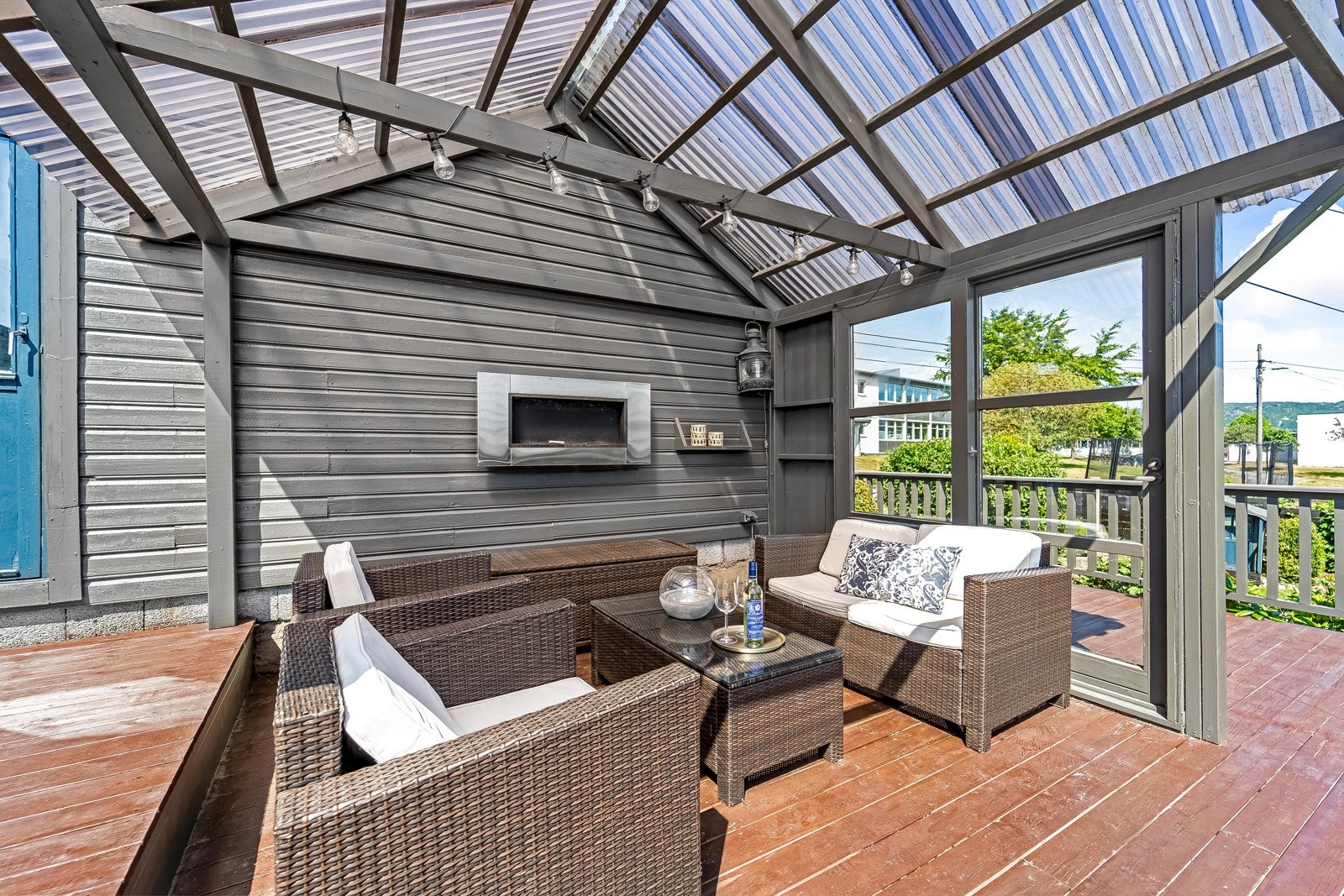 Hyggelig overbygd uteplass på baksiden av garasjen. Galleribilde