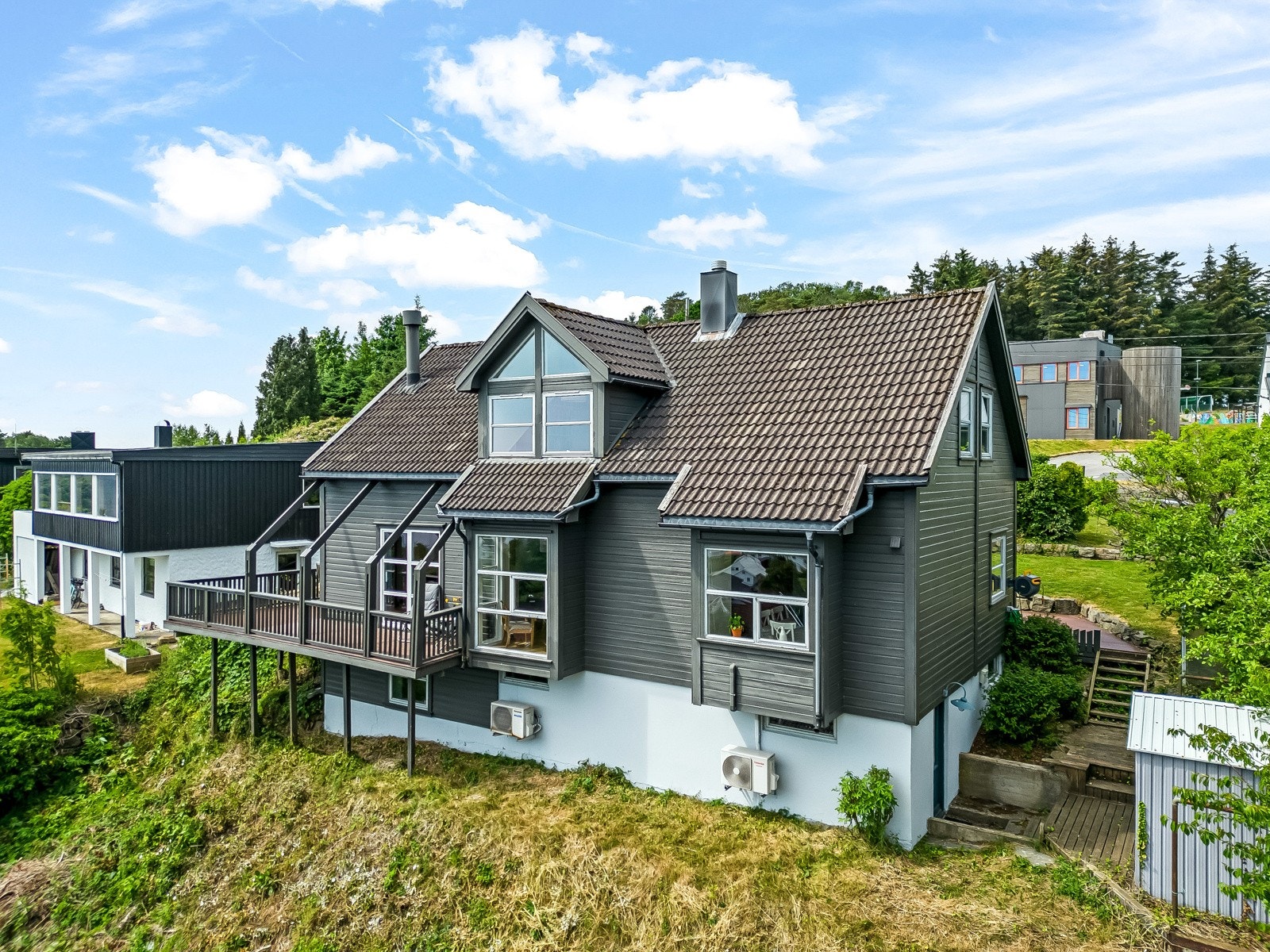 En velholdt og svært innholdsrik enebolig med dobbel garasje. Galleribilde