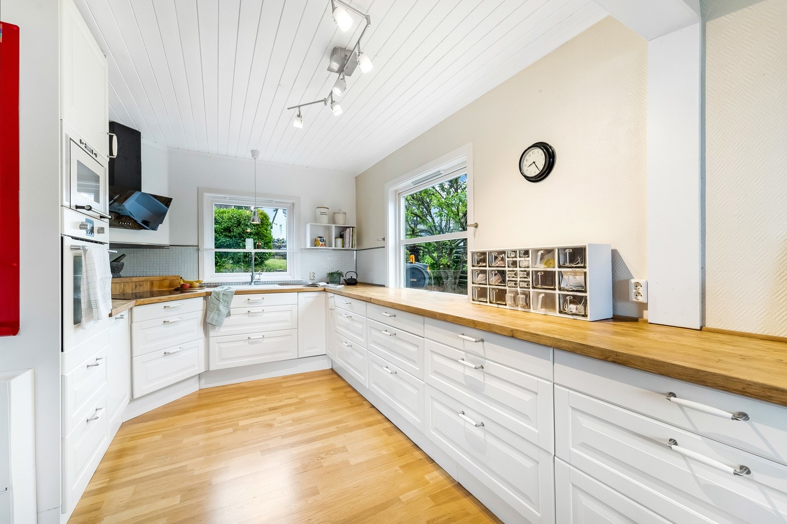 Kjøkken fra Ikea med mye skap og skuffeplass Galleribilde