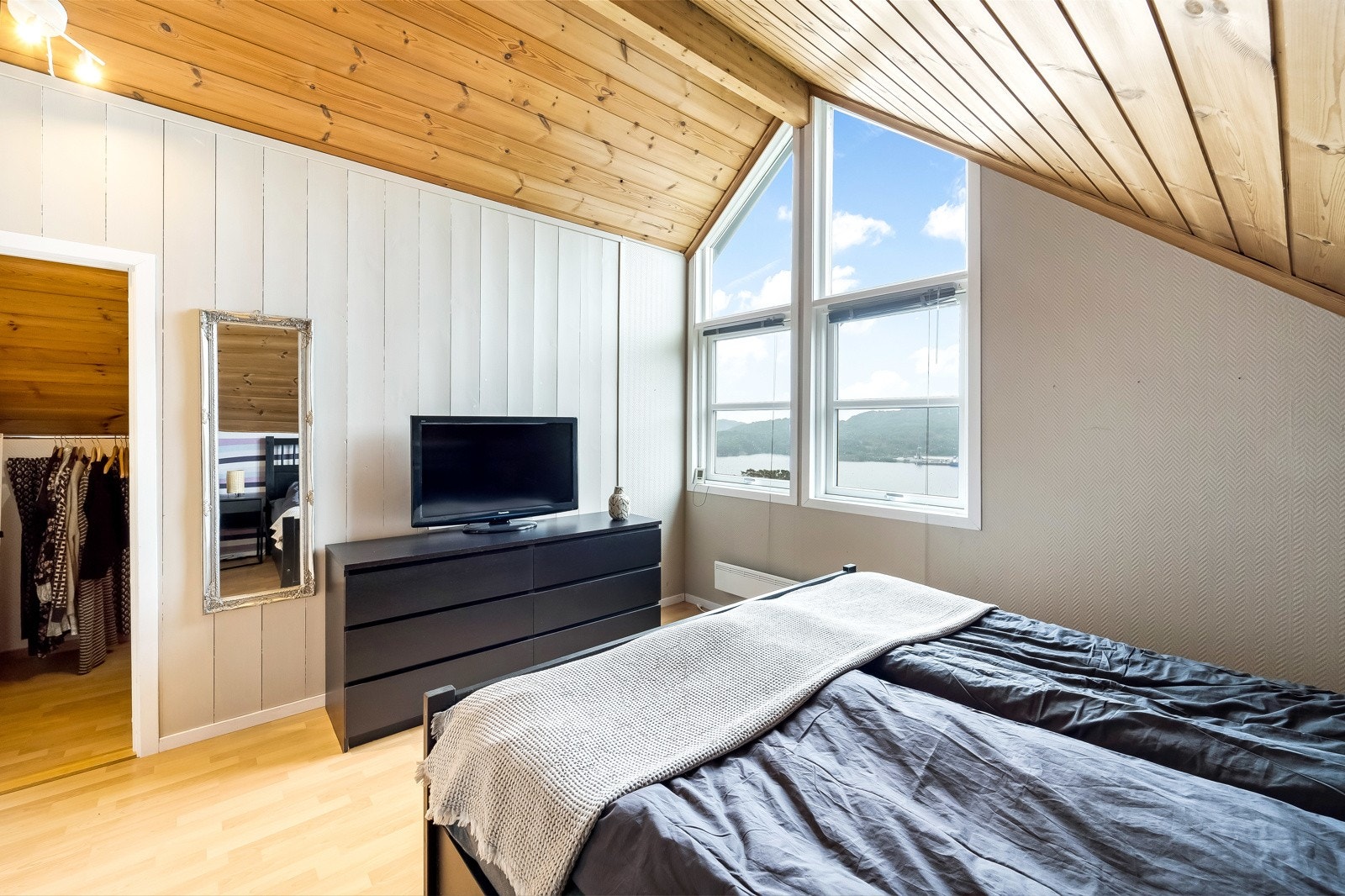 Soverom med garderobe innforbi. Galleribilde