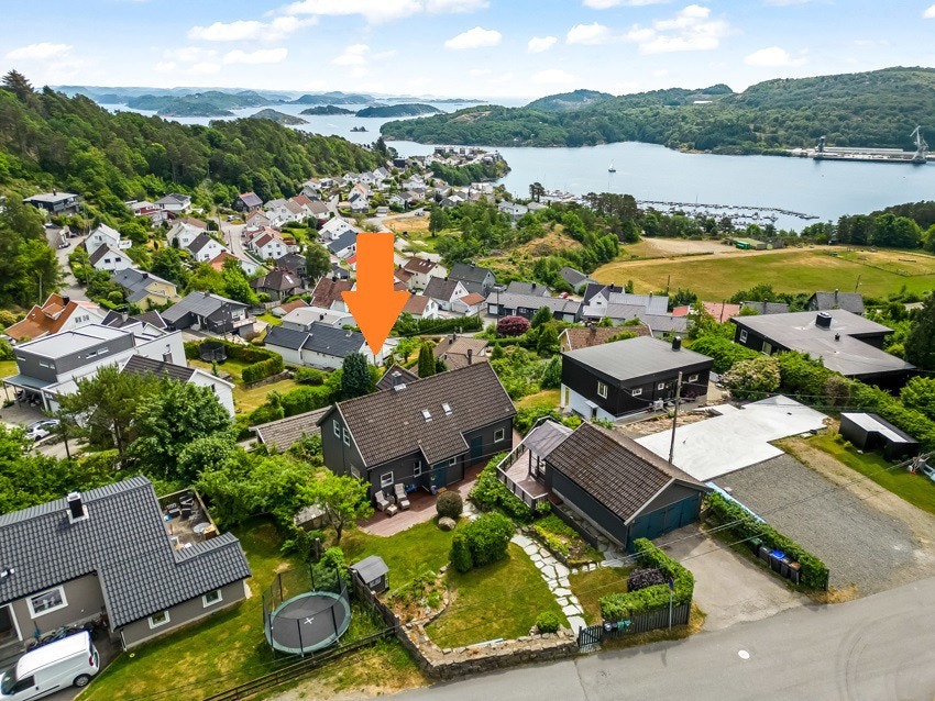 Fra eiendommen har man en nydelig utsikt mot Lindesnes og mot innseilingen til Farsund. Galleribilde