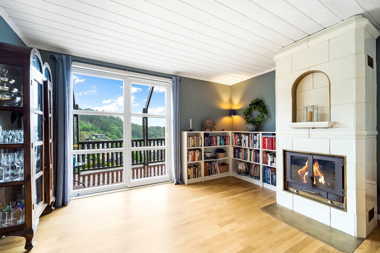 Velkommen inn - Det er to stuer i hovedetasjen Galleribilde