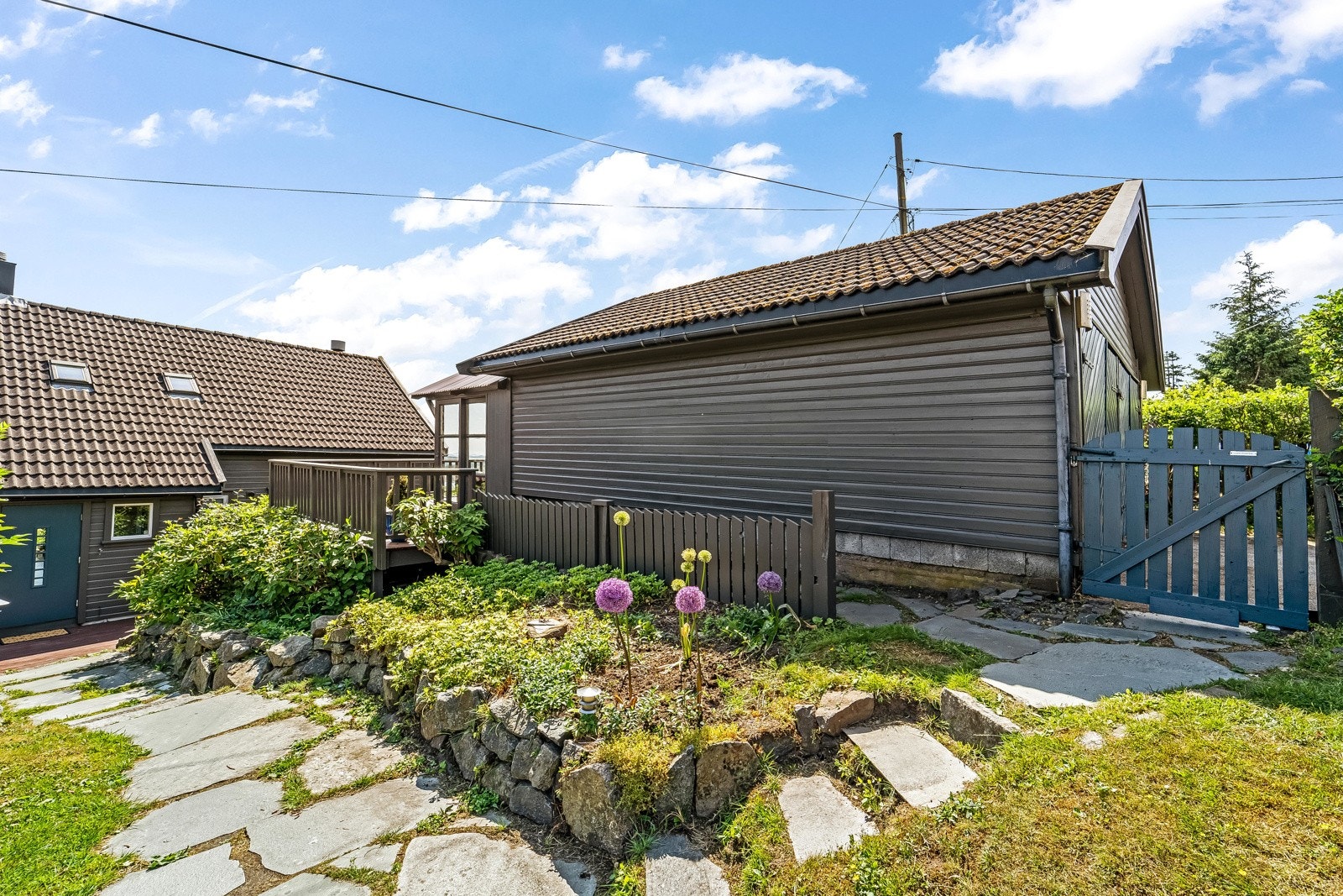 Nydelig usjenert tomt, pent opparbeidet med flere solrike uteplasser. Galleribilde