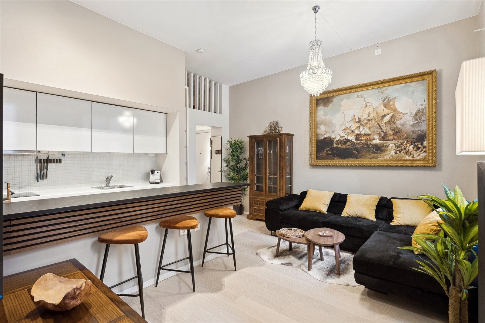 Møt venner og familie i det innbydende stueområdet. Galleribilde