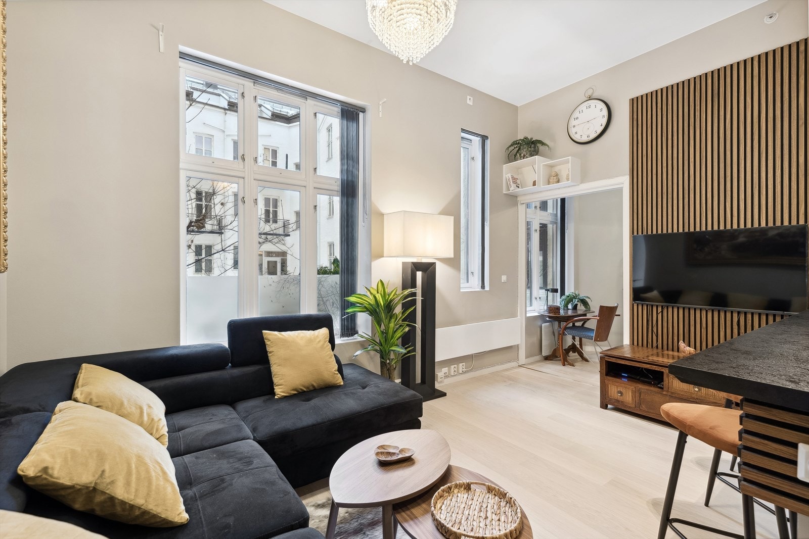 Store vinduet i stuen setter sitt eget preg på leiligheten. Galleribilde