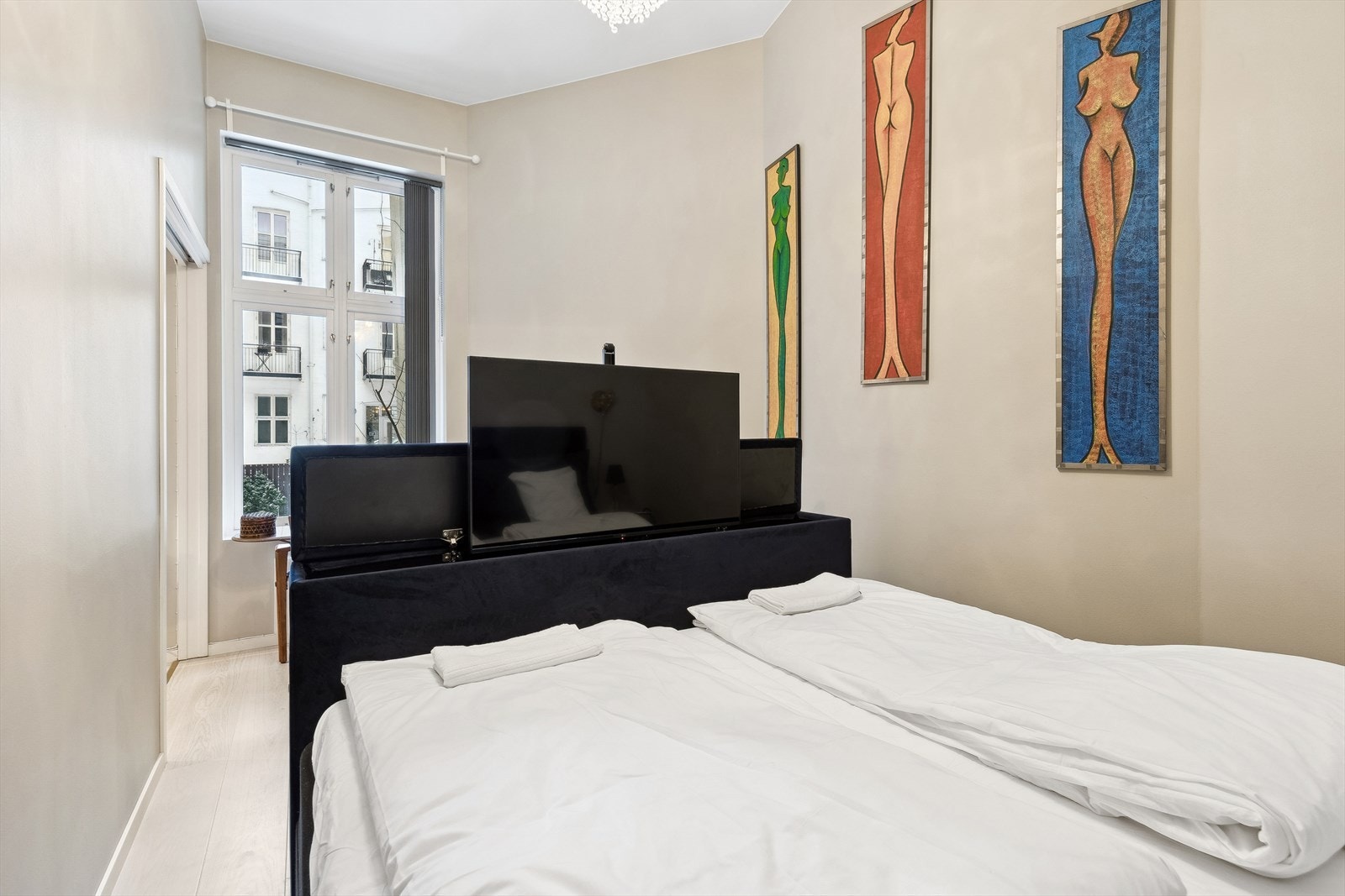 Tilbring rolige kvelder i det fredelige soverommet. Galleribilde