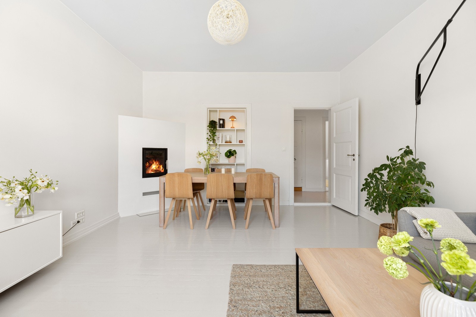 God plass til et stort spisebord ideelt for middagsselskaper Galleribilde