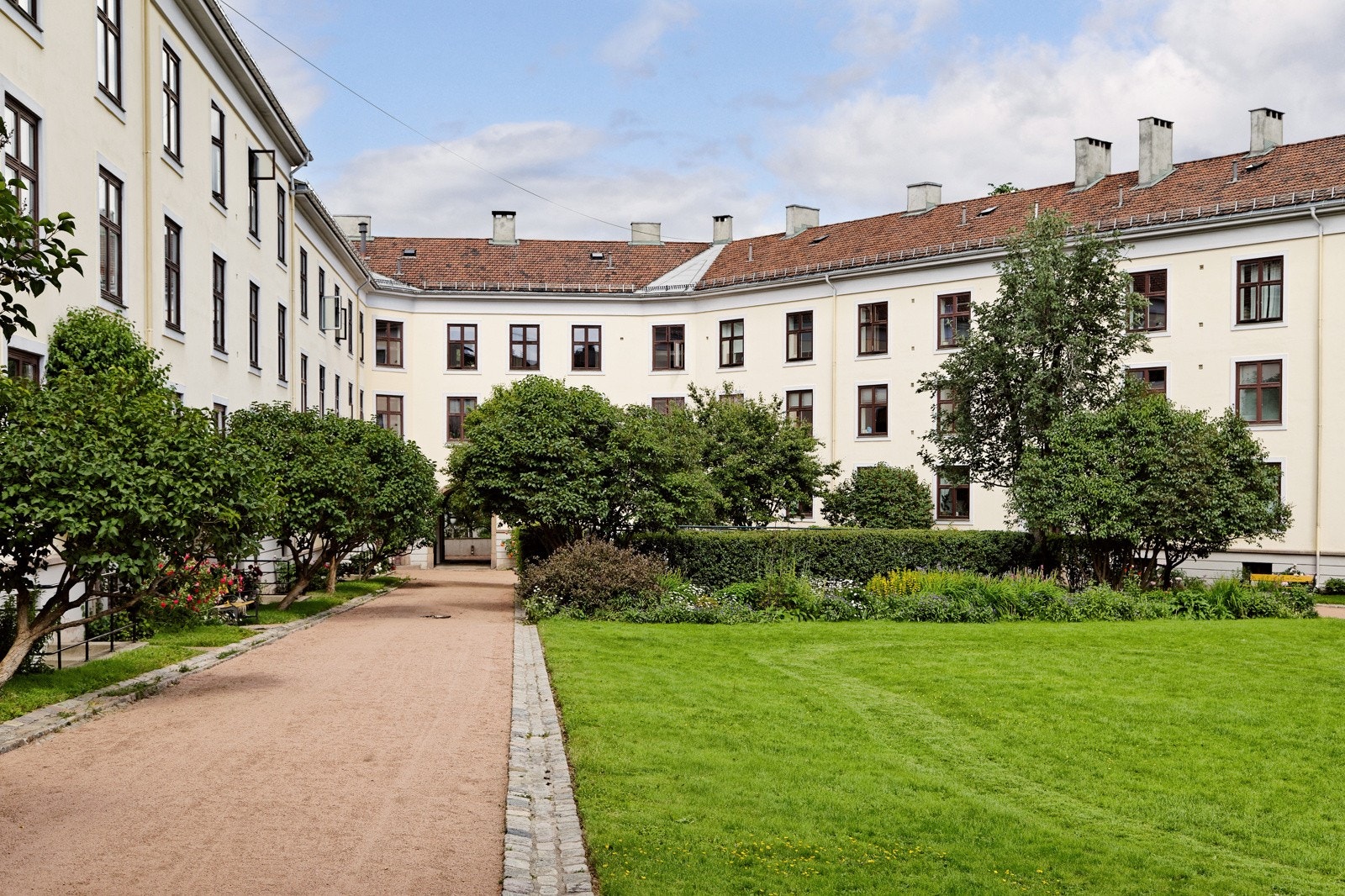 Boligen er omgitt av grøntområder og en frodig bakgård tegnet av Snøhetta Galleribilde