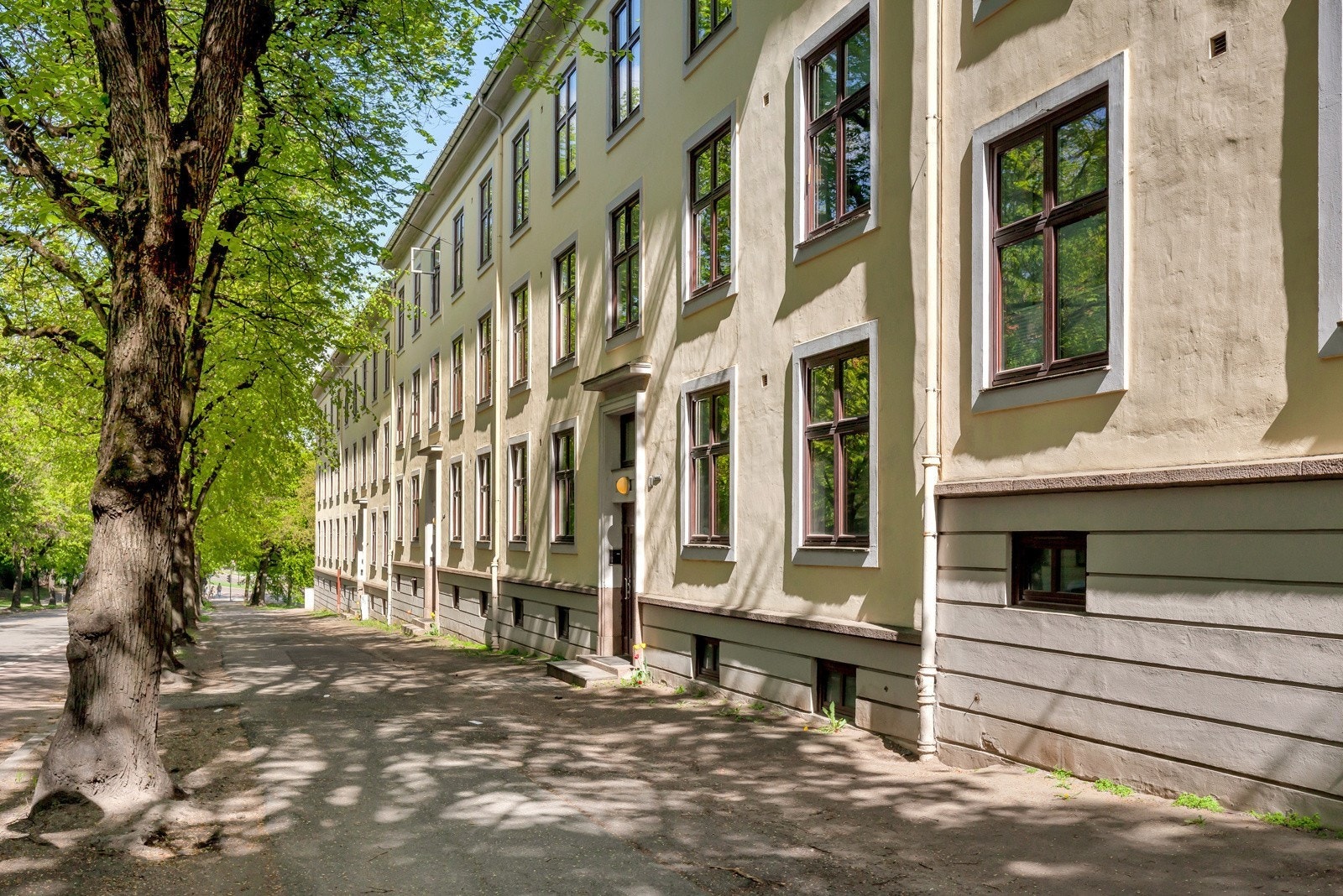 Leiligheten har en sentral og populær beliggenhet på St. Hanshaugen med parkområdet som nærmeste nabo. Gangavstand til blant annet Bislett og Stensparken Galleribilde