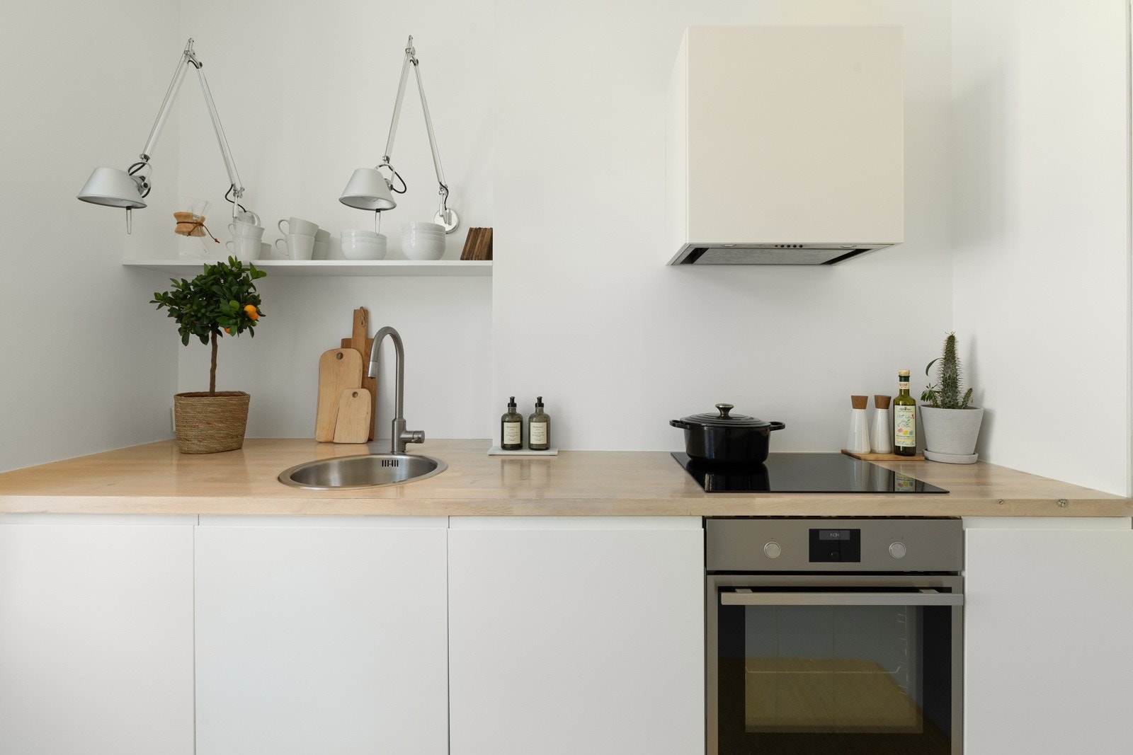 Det er integrerte hvitevarer fra Ikea/Whirlpool, inkludert oppvaskmaskin, kjøl/frys, stekeovn og platetopp, samt en veggmontert avtrekksvifte Galleribilde