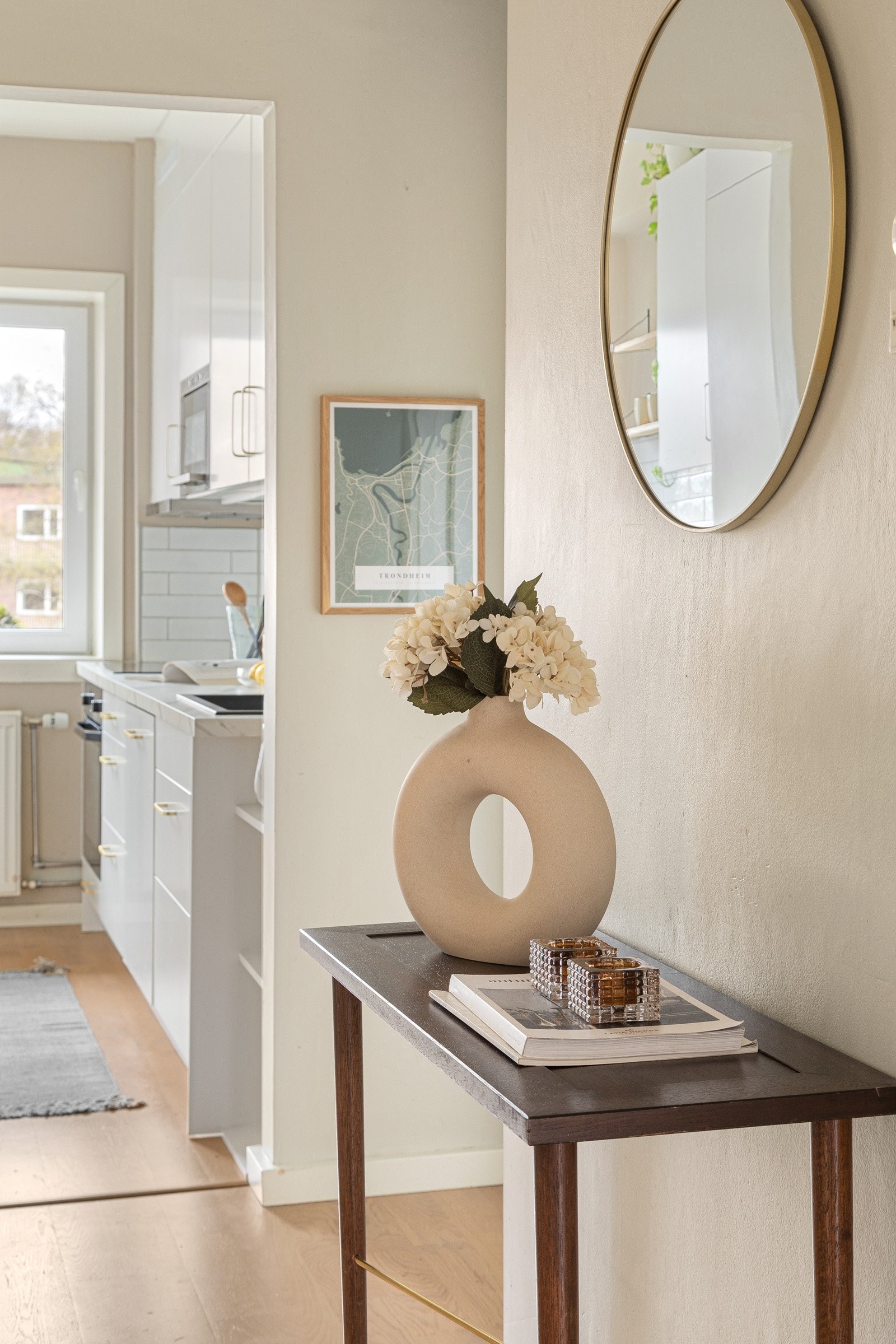 Entréen gir et godt førsteinntrykk av leiligheten Galleribilde