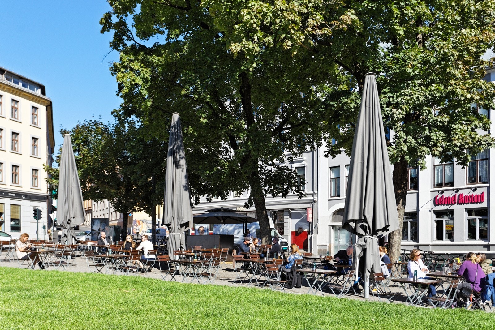 Yrende folkeliv på Kiellands Plass Galleribilde
