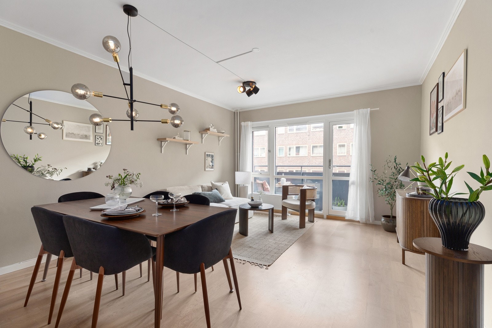 Romslig stue med en sosial utforming hvor det er god plass til spisebord Galleribilde