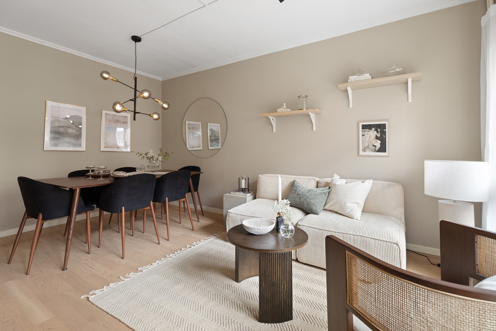 Himlingshøyden er målt til ca. 2,63 m i stue og gir rommet et luftig preg Galleribilde