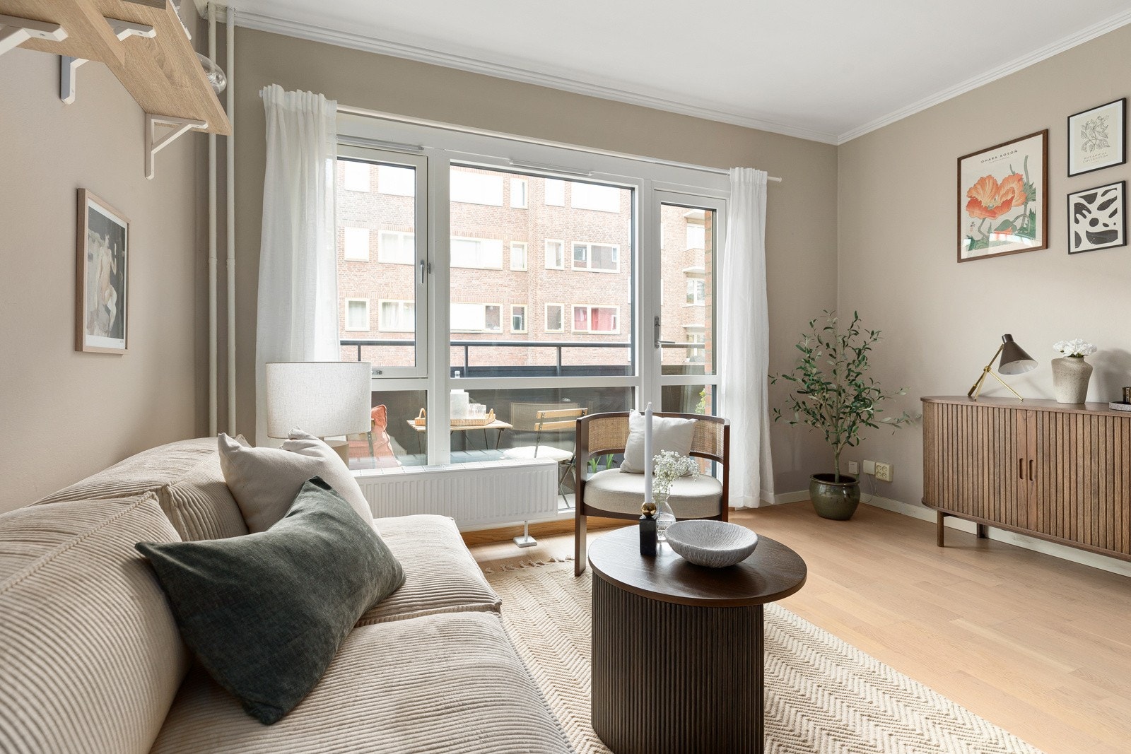 Stuen har store, flotte vindusflater fra gulv til tak som gir godt med naturlig sollys Galleribilde