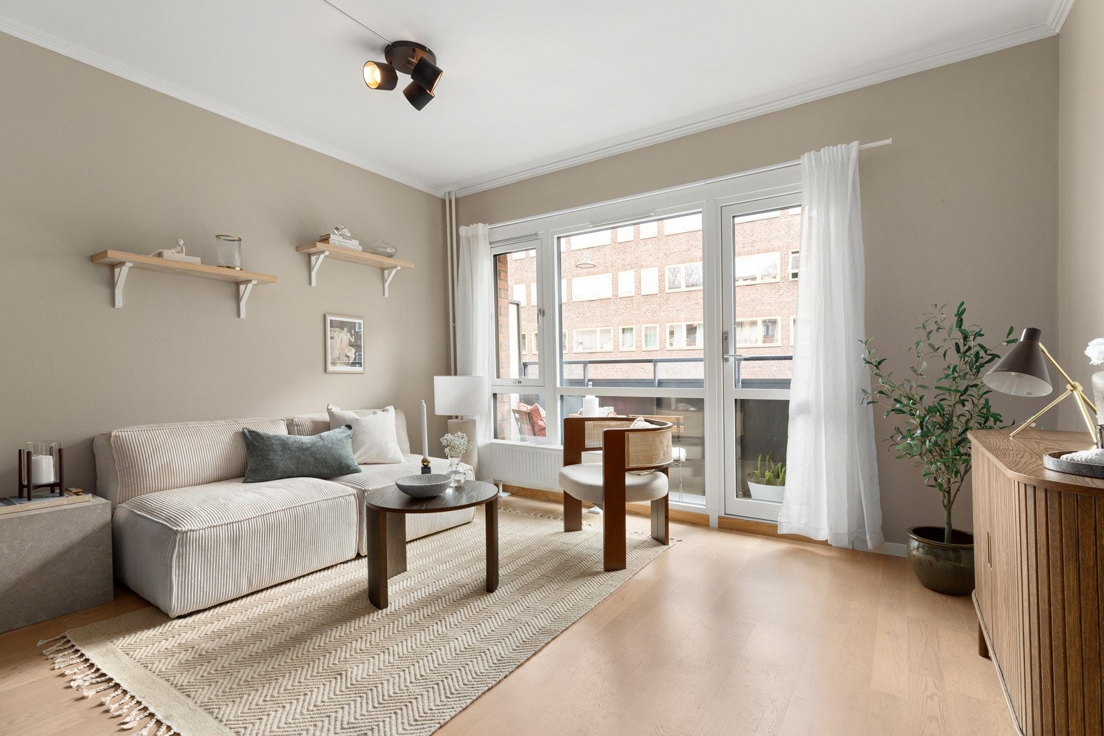 Privatmegleren Aksept v/Karoline B. Olsen har gleden av å ønske velkommen til Casparis gate 11! Galleribilde