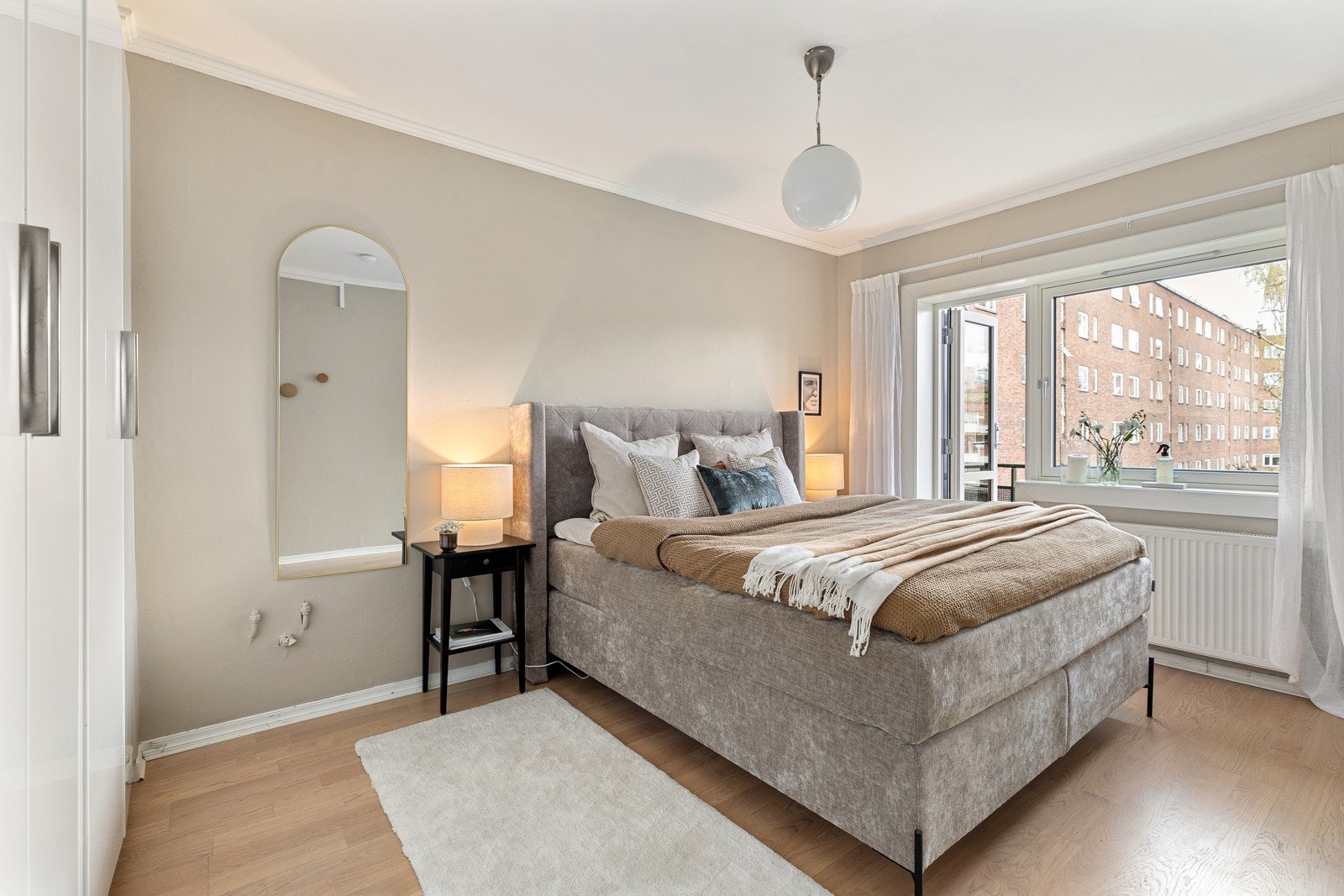 Lyst og behagelig hovedsoverom med god plass til dobbeltseng Galleribilde