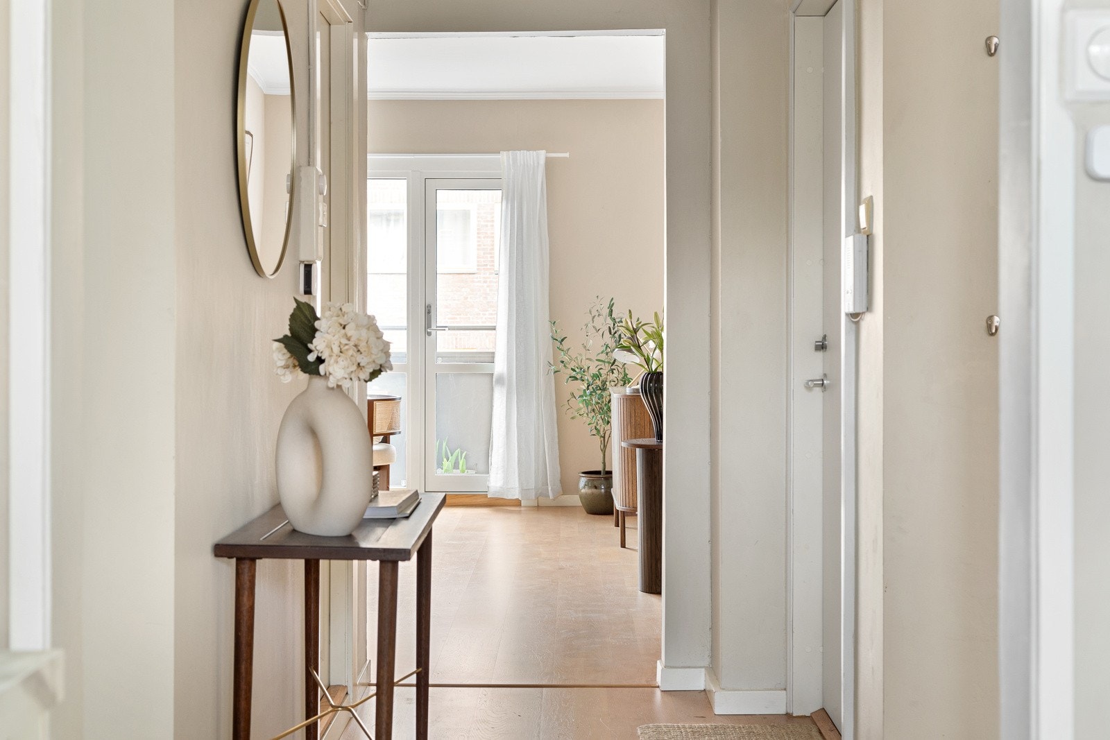 Gangen er holdt i moderne farger på veggene, noe som er gjennomgående for de øvrige rommene i boligen Galleribilde