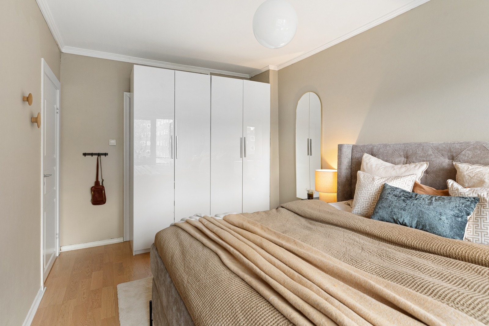 Soverommet har mye oppbevaring i stor og romslig garderobe Galleribilde