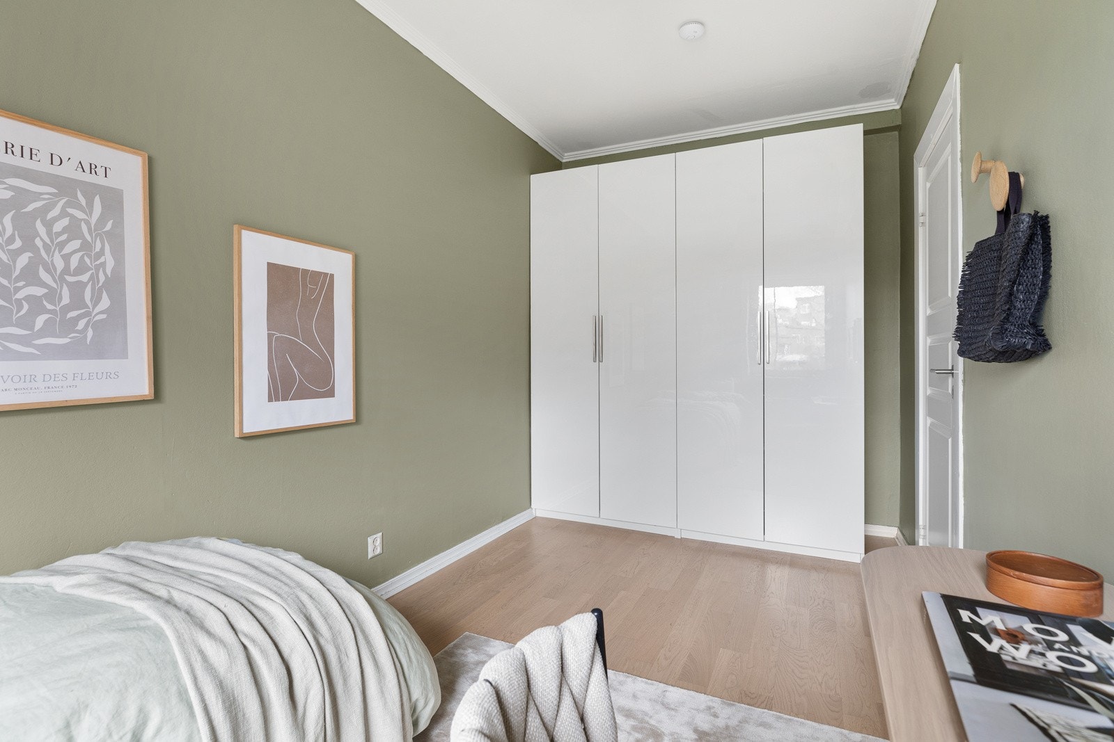 Soverommet har mye oppbevaring i stor og romslig garderobe Galleribilde