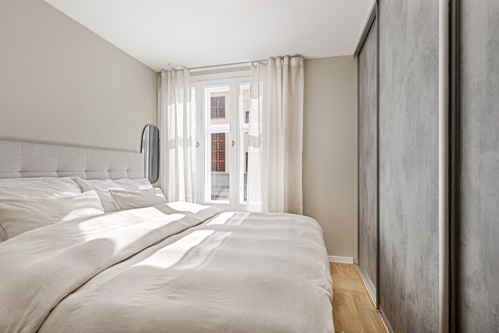 Godt med ekstra oppbevaringsplass i garderobe. Galleribilde