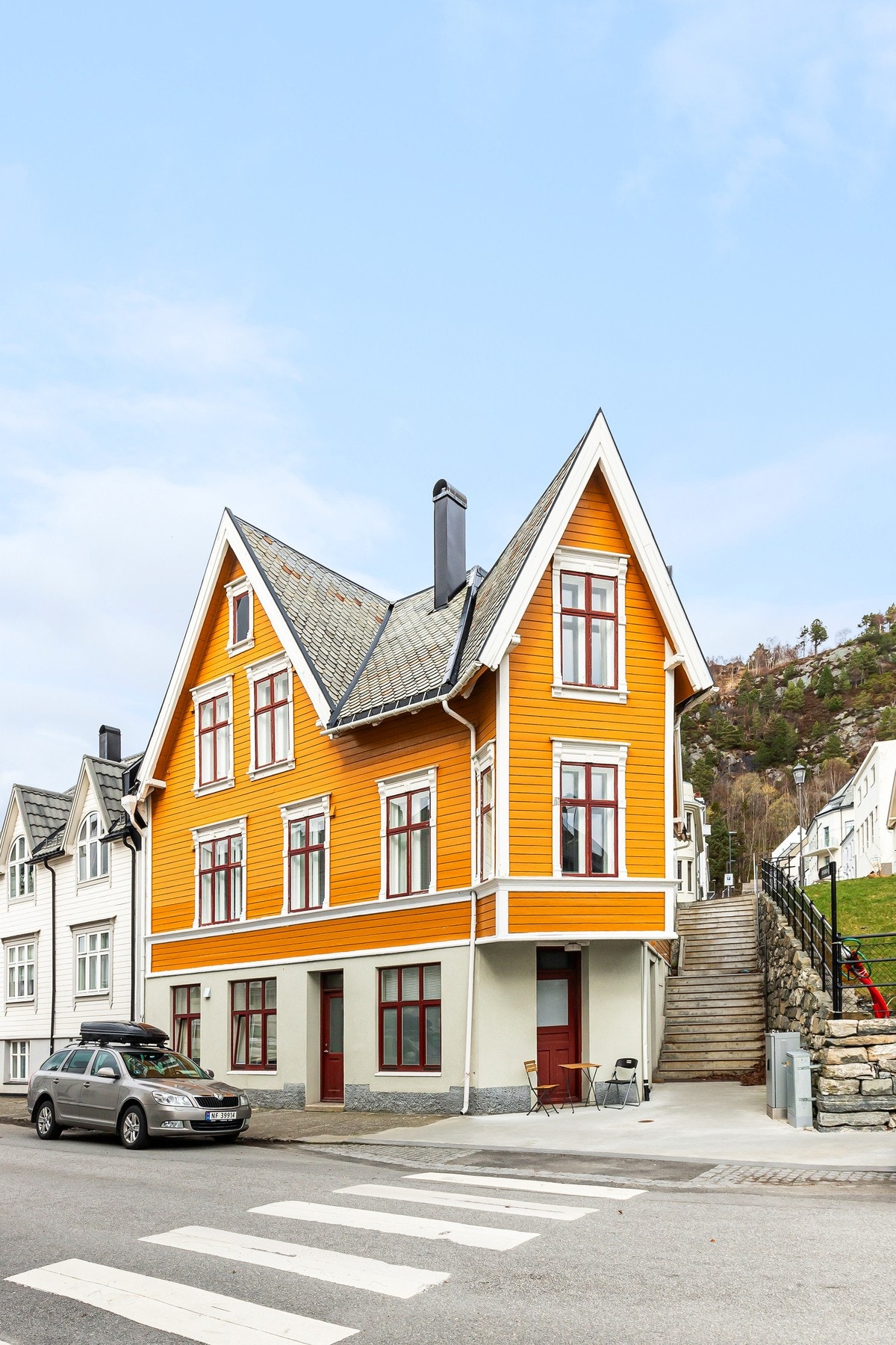 Leiligheten befinner seg i en klassisk bygård i Ålesund sentrum. Galleribilde
