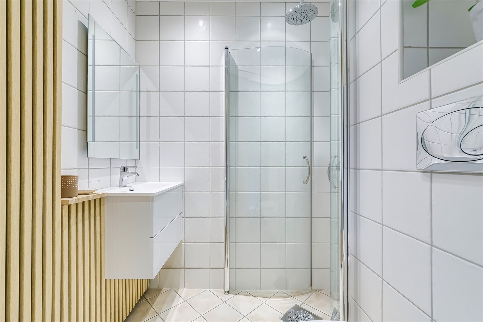 Badet ble tatt i regi av borettslaget i 2007, modernisert i 2023 med ny baderomsinnredning, dusjarmatur og spilevegg Galleribilde
