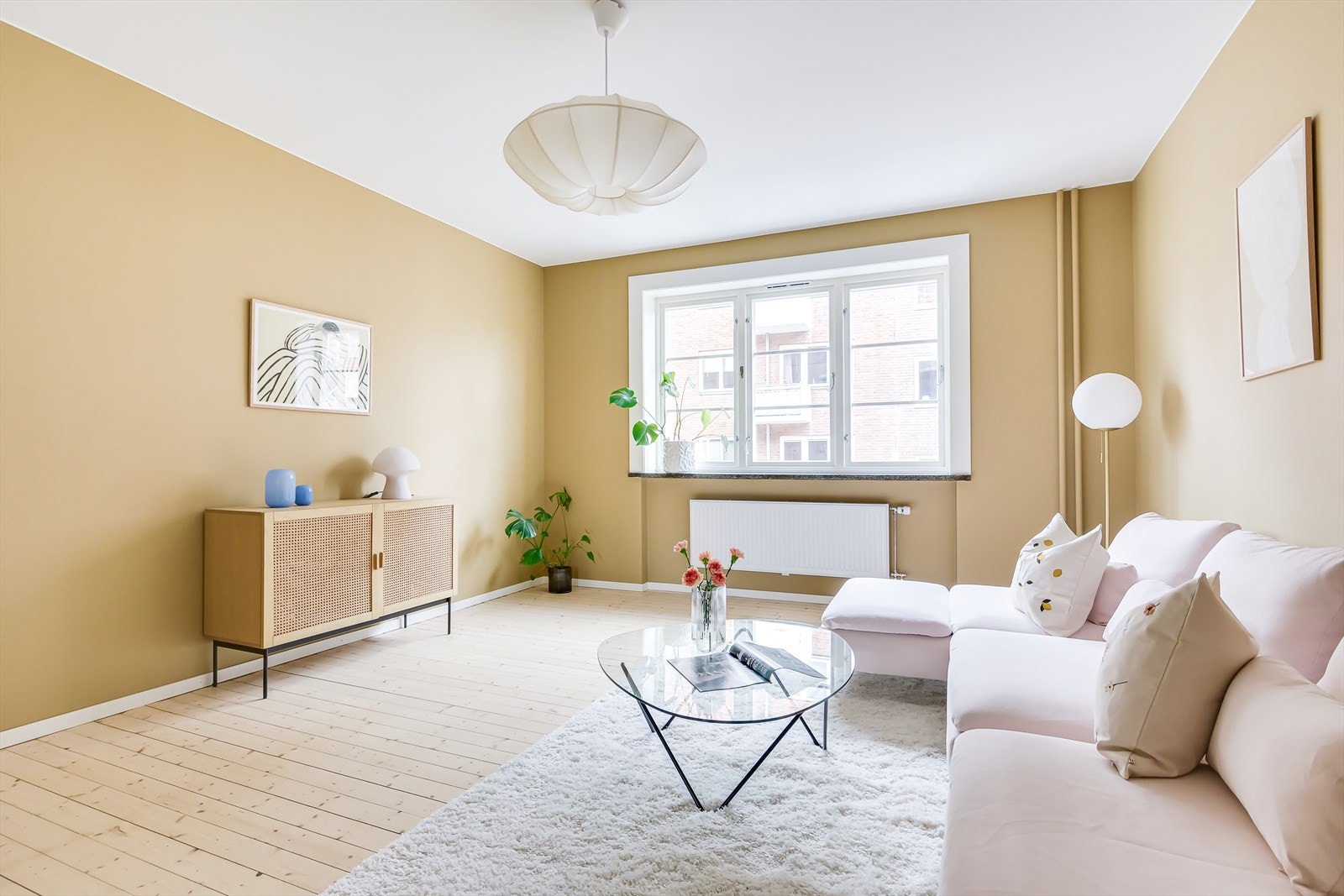 Store vindusflater (fra 2018) og god takhøyde gir en lys og trivelig stue Galleribilde