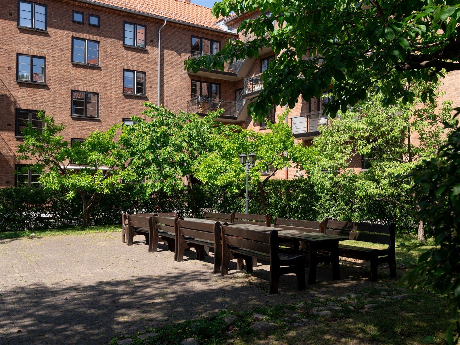 Borettslaget har en idyllisk bakgård med sittegrupper, lekeplass og grøntområder Galleribilde