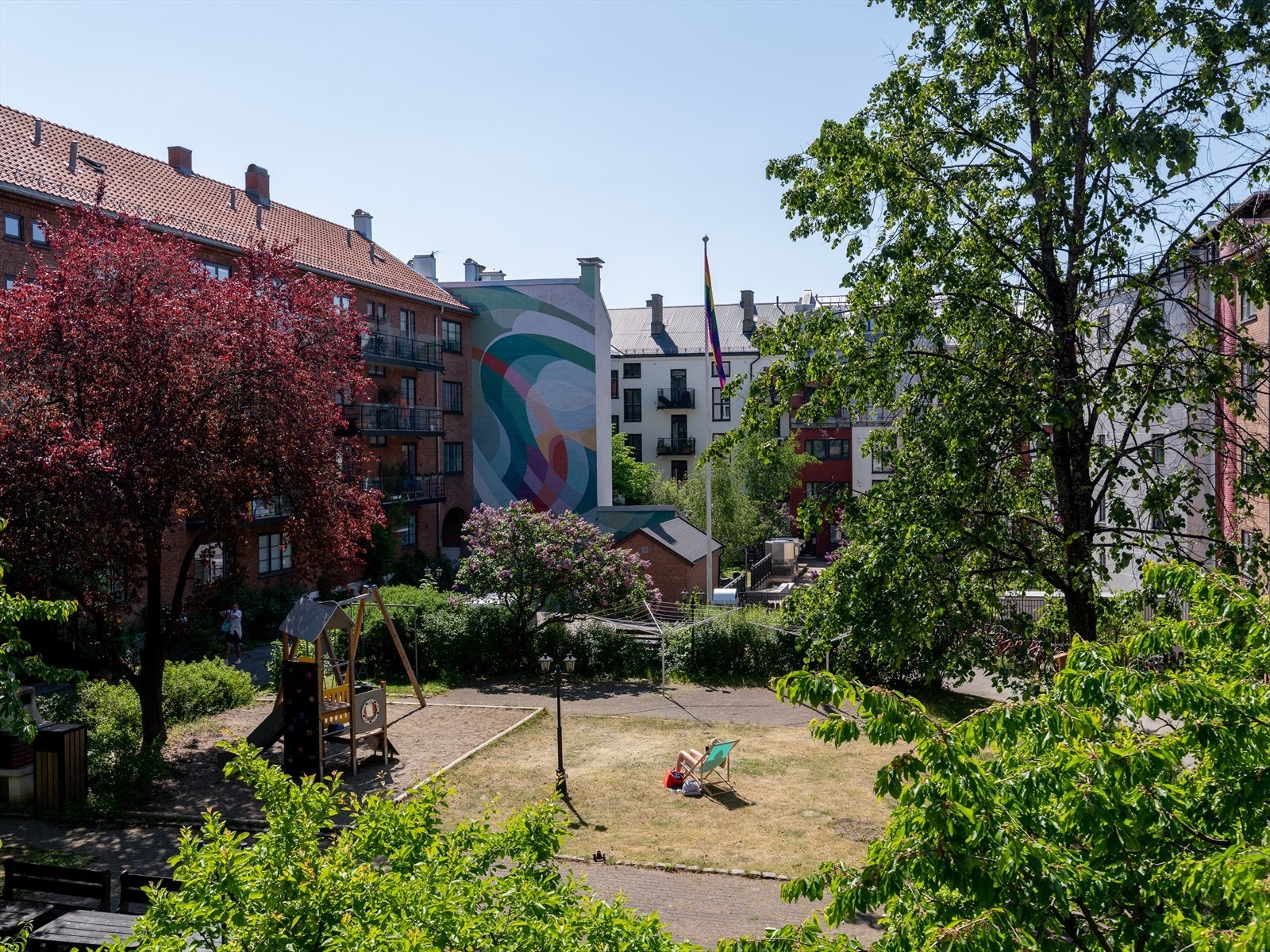 Arkivbilde | Når solen forsvinner fra balkongen, kan du nyte solen i den flotte bakgården, der mange samles utendørs om sommeren Galleribilde