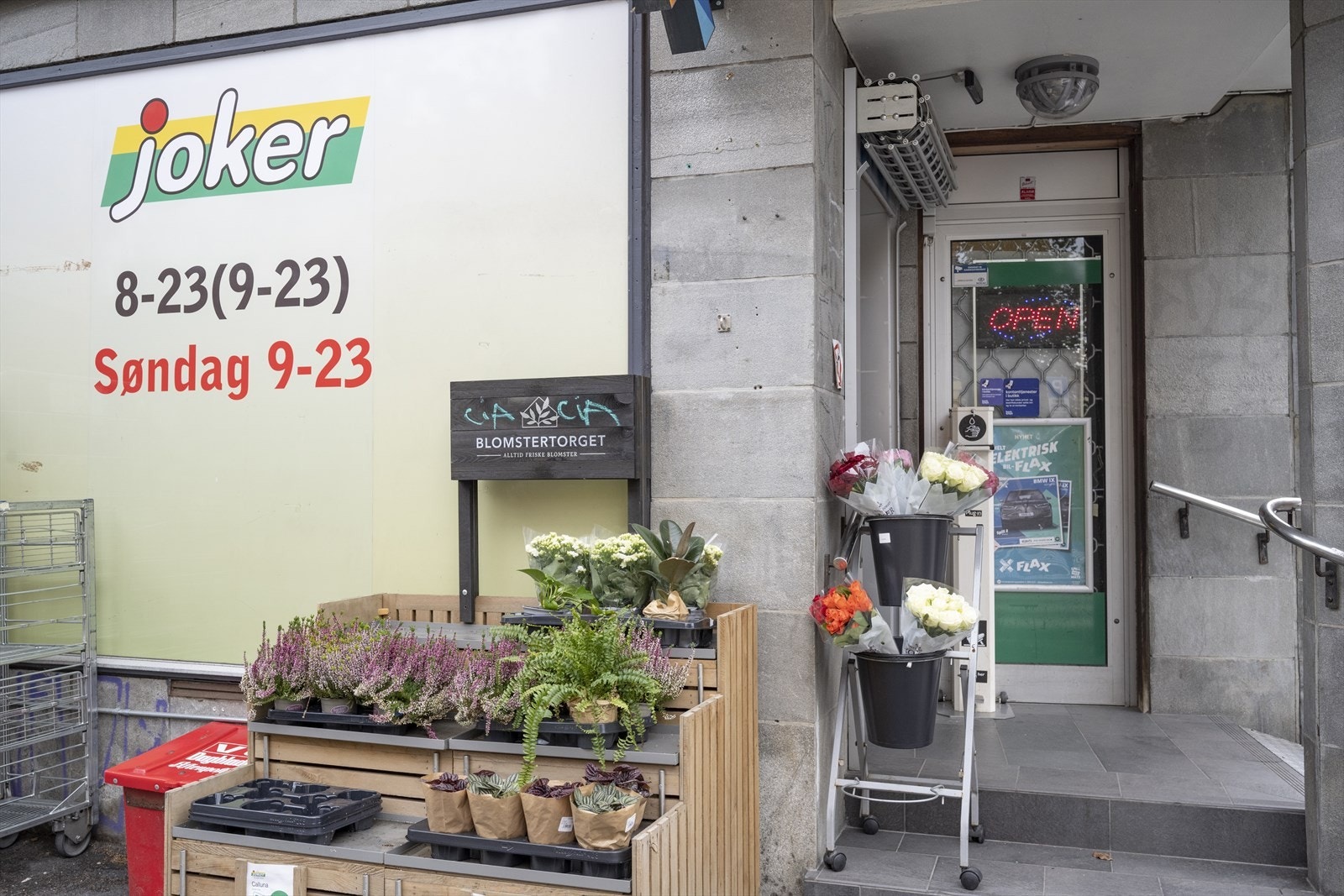Rett rundt hjørnet ligger i søndagsåpen Joker. Galleribilde