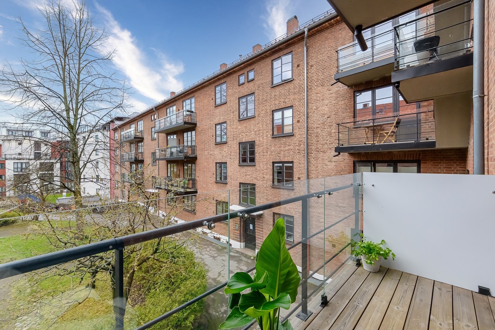 Balkongen har plass for liten sittegruppe, grill og beplantning Galleribilde