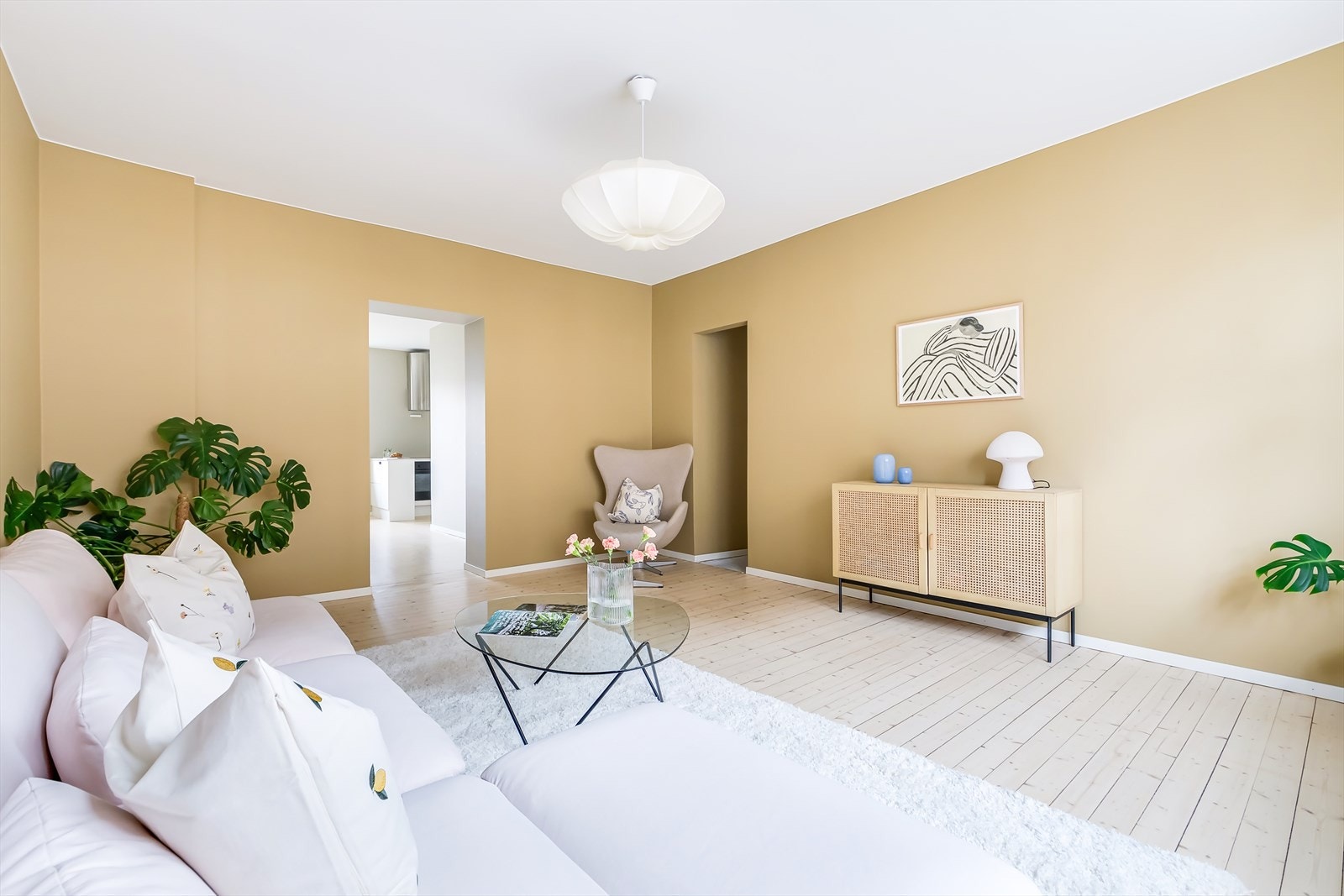 Det er trådløs styring (Philips hue) av lys i hele leiligheten unntatt bad, som kan kobles opp mot HUB. Galleribilde