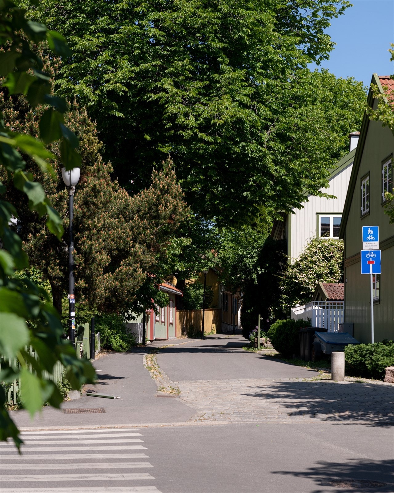 Borettslaget omkranses av grønne parkområder og sjarmerende trehusbebyggelse. Galleribilde