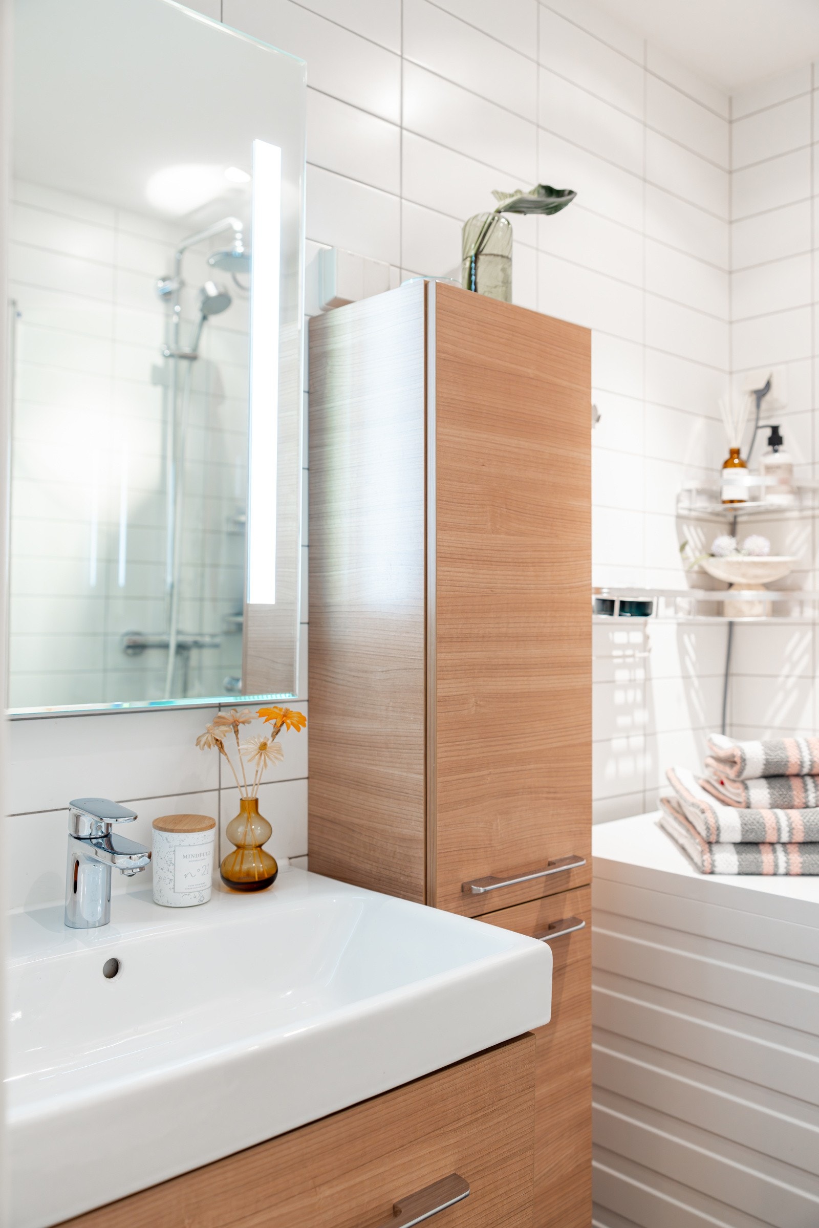 Moderne og tildløs innredning. Opplegg til vaskemaskin. Galleribilde