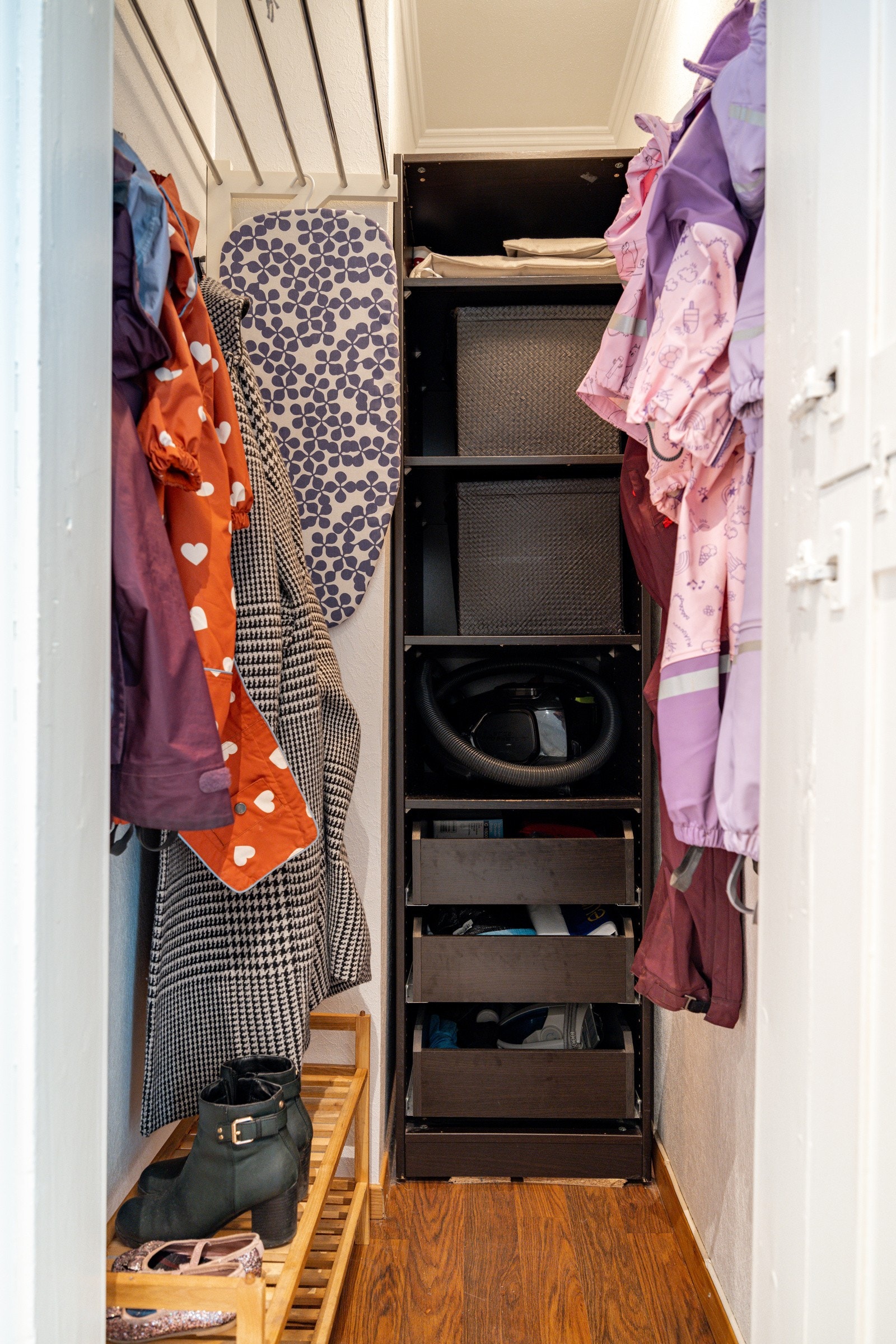 Innvendig bod/garderobe med mye lagringsplass. Galleribilde