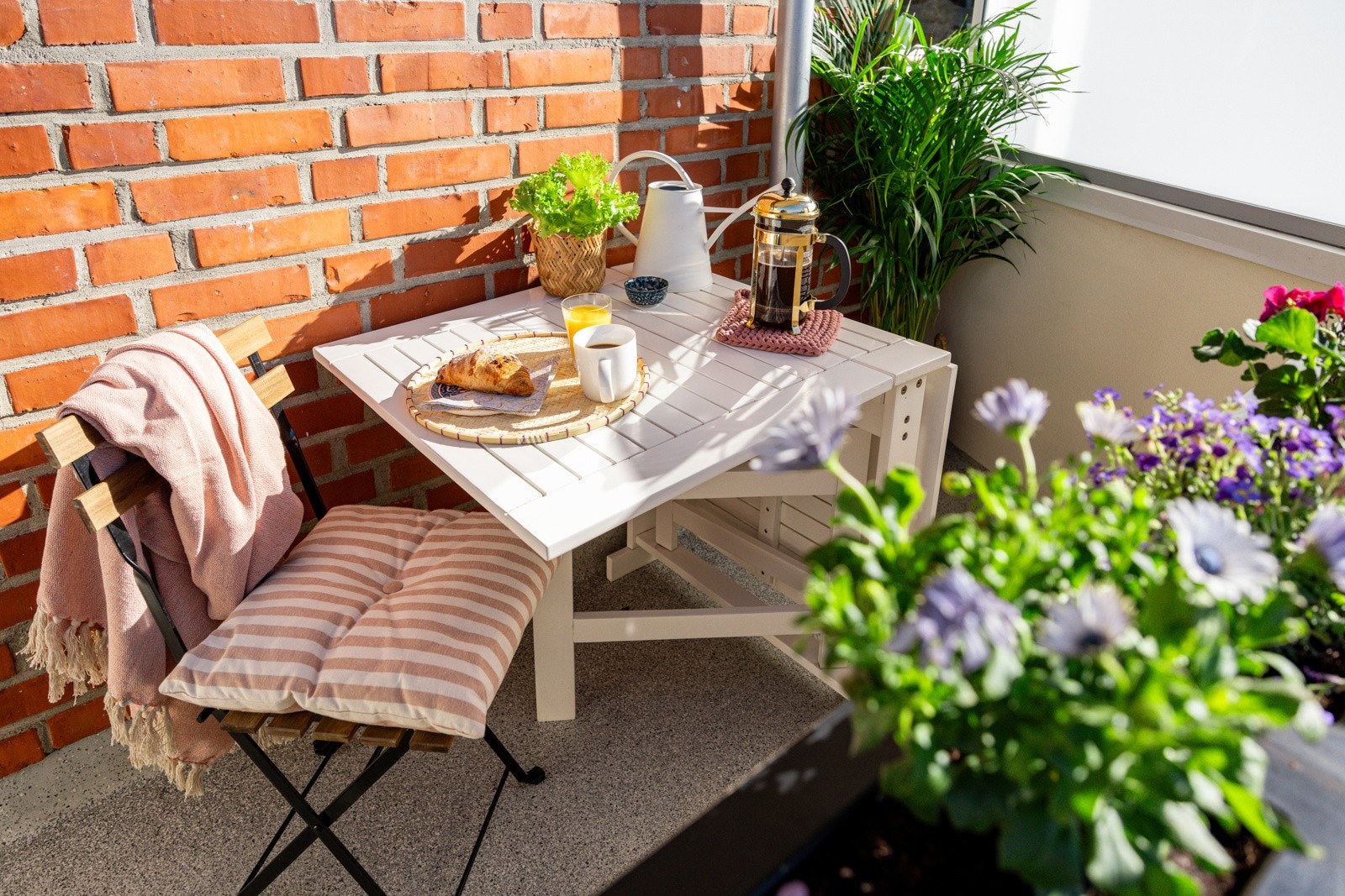 Det er plass til utemøbler og vakre planter. Galleribilde