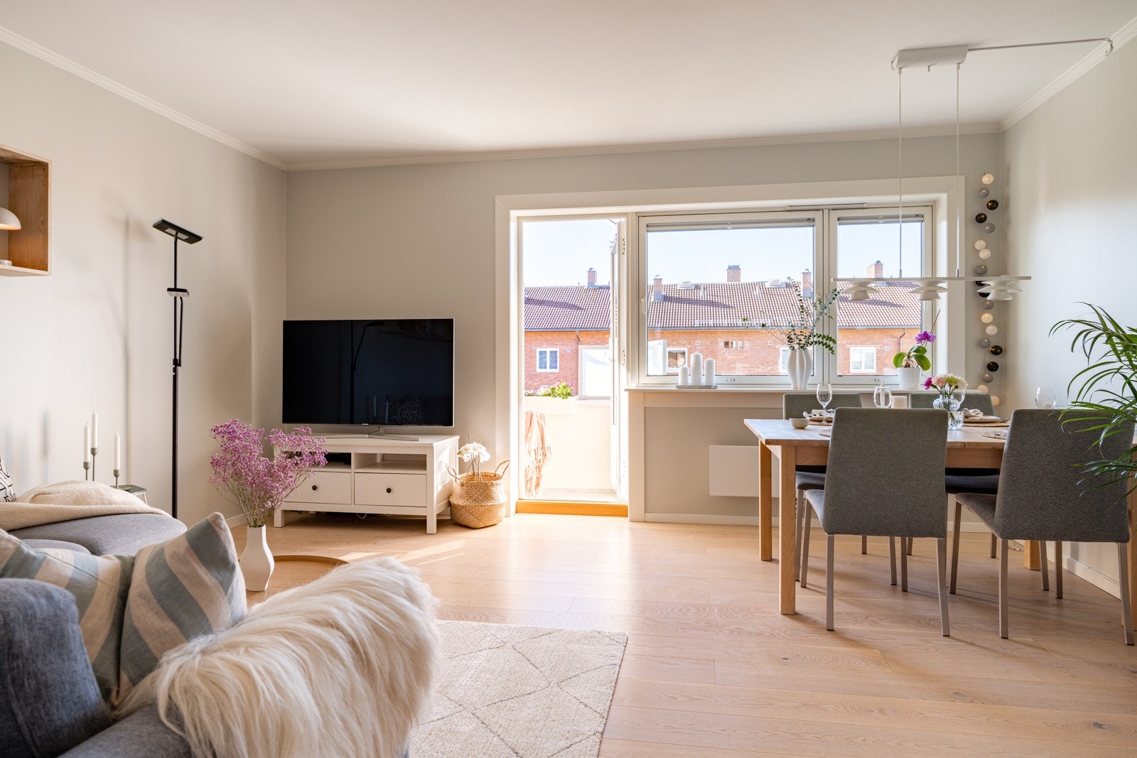 Meget lys og gjennomgående planløsning med svært gode lysforhold fra store, nye vindusflater fra 2015. Galleribilde