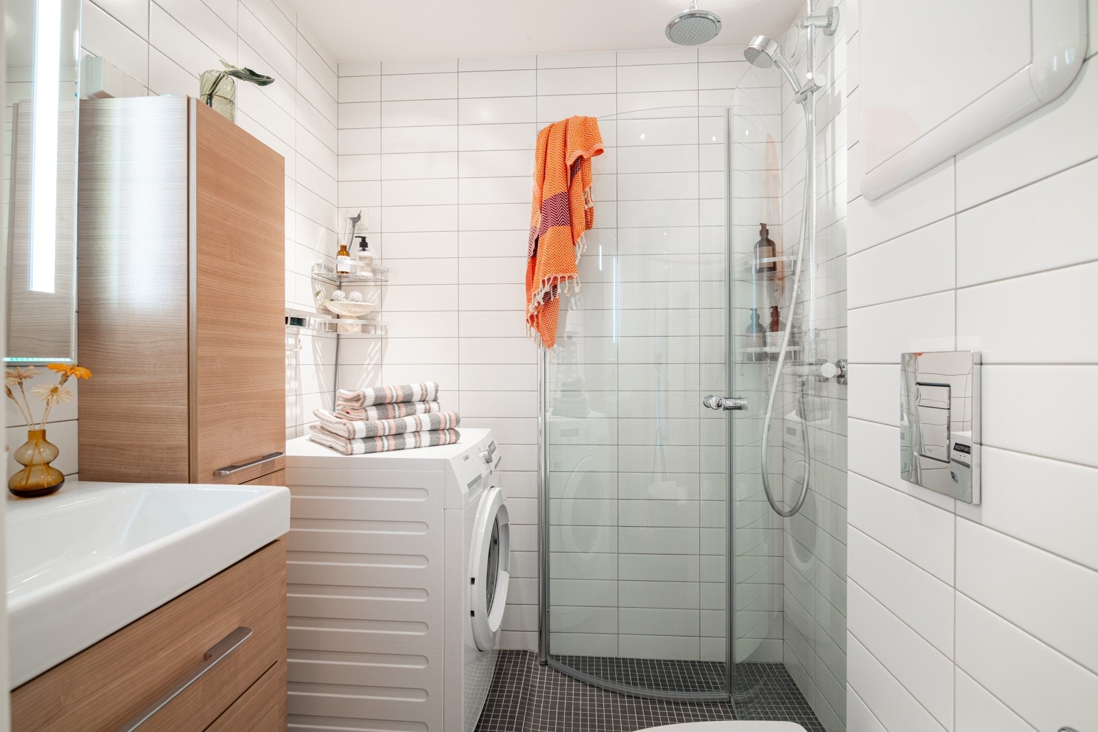 Nytt, meget pent bad/wc fra 2013 med flislagte overflater og pen innredning. Galleribilde