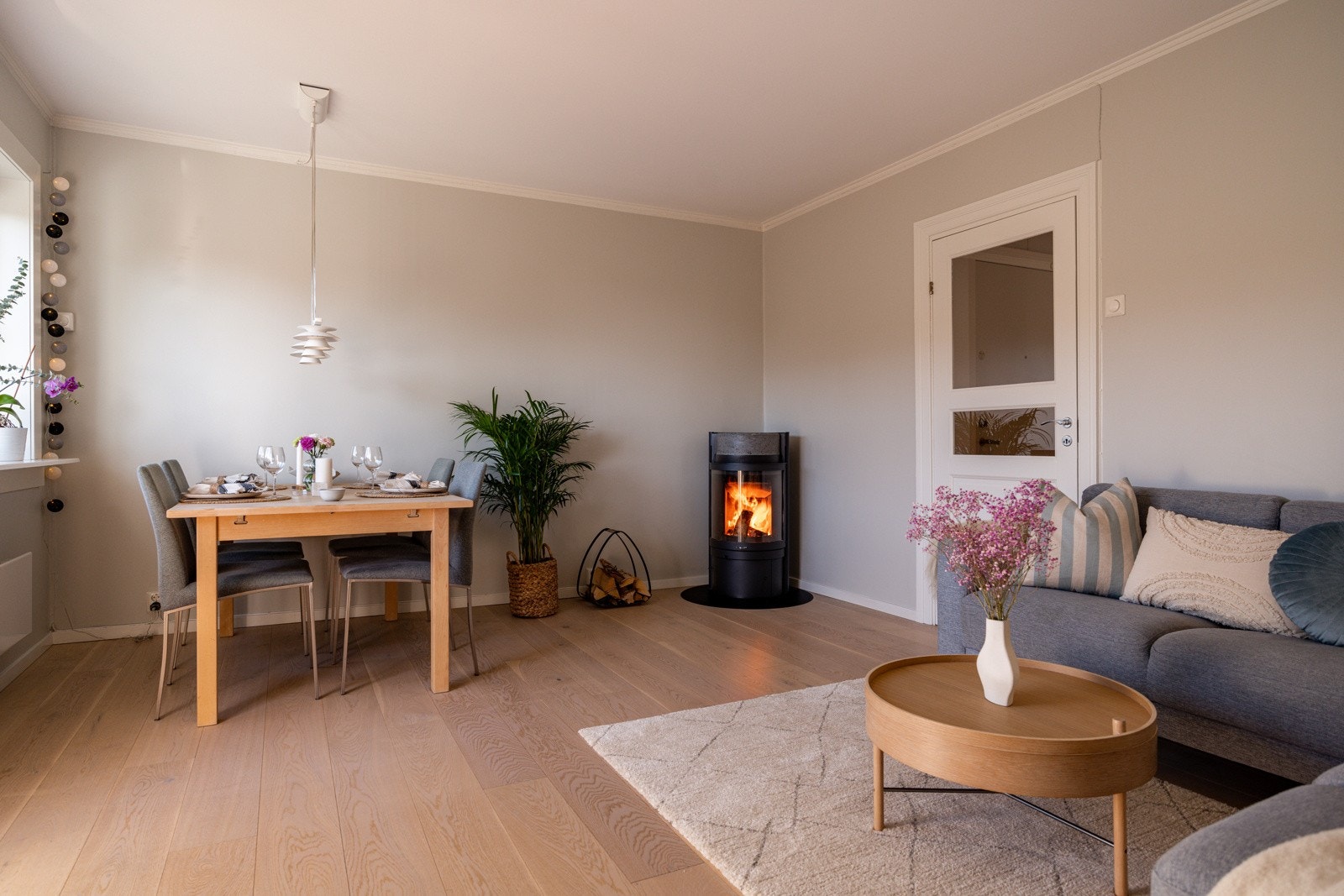 Romslig stue med god soneinndeling. Galleribilde