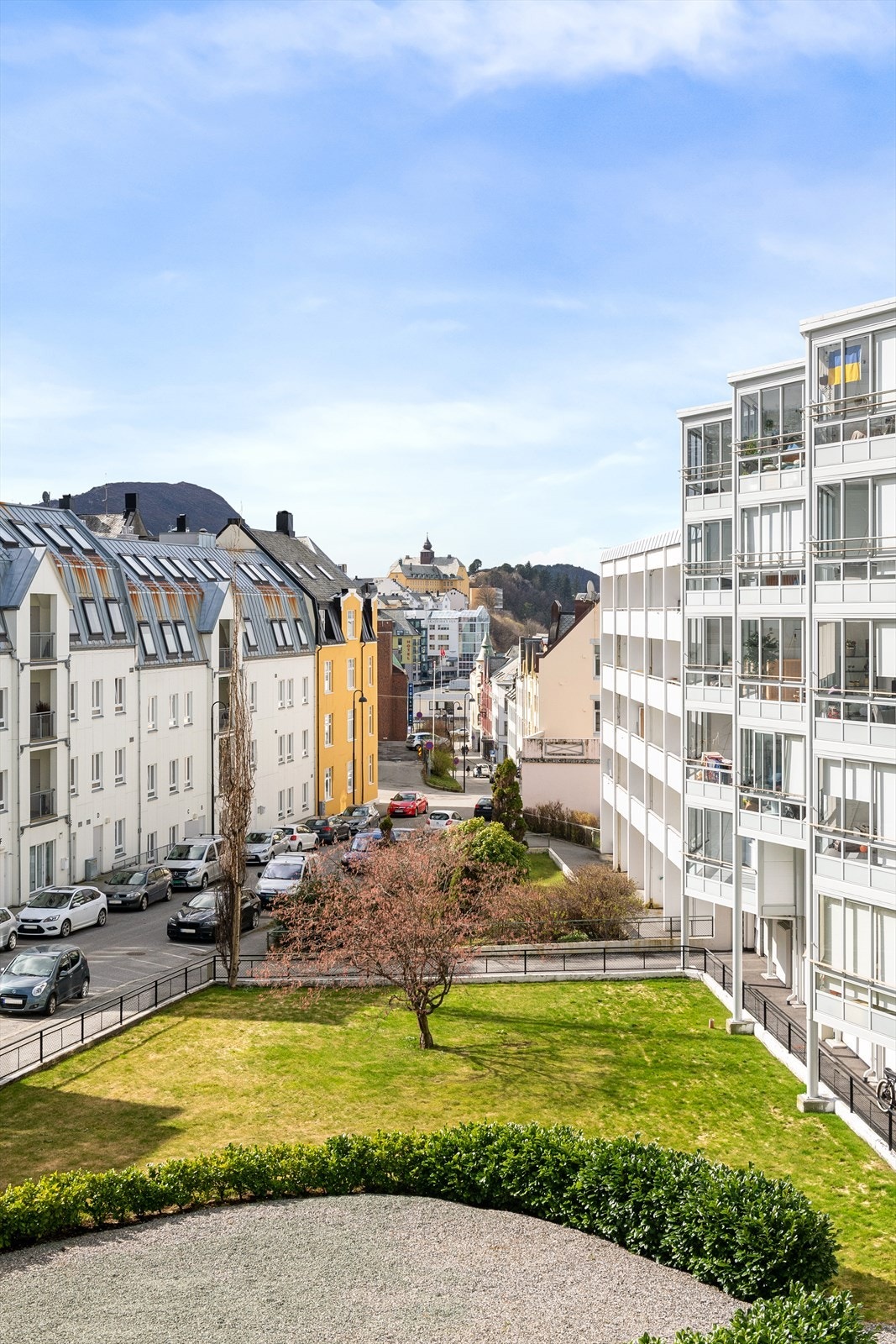 Fin utsikt mot sysentrum og Brosundet. Flotte fellesområder tilhørende borettslaget Galleribilde