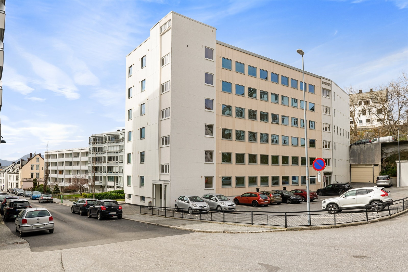 Fasade av blokken mot øst i enden av Skaregata - rolig endegate uten gjennomgangstrafikk Galleribilde